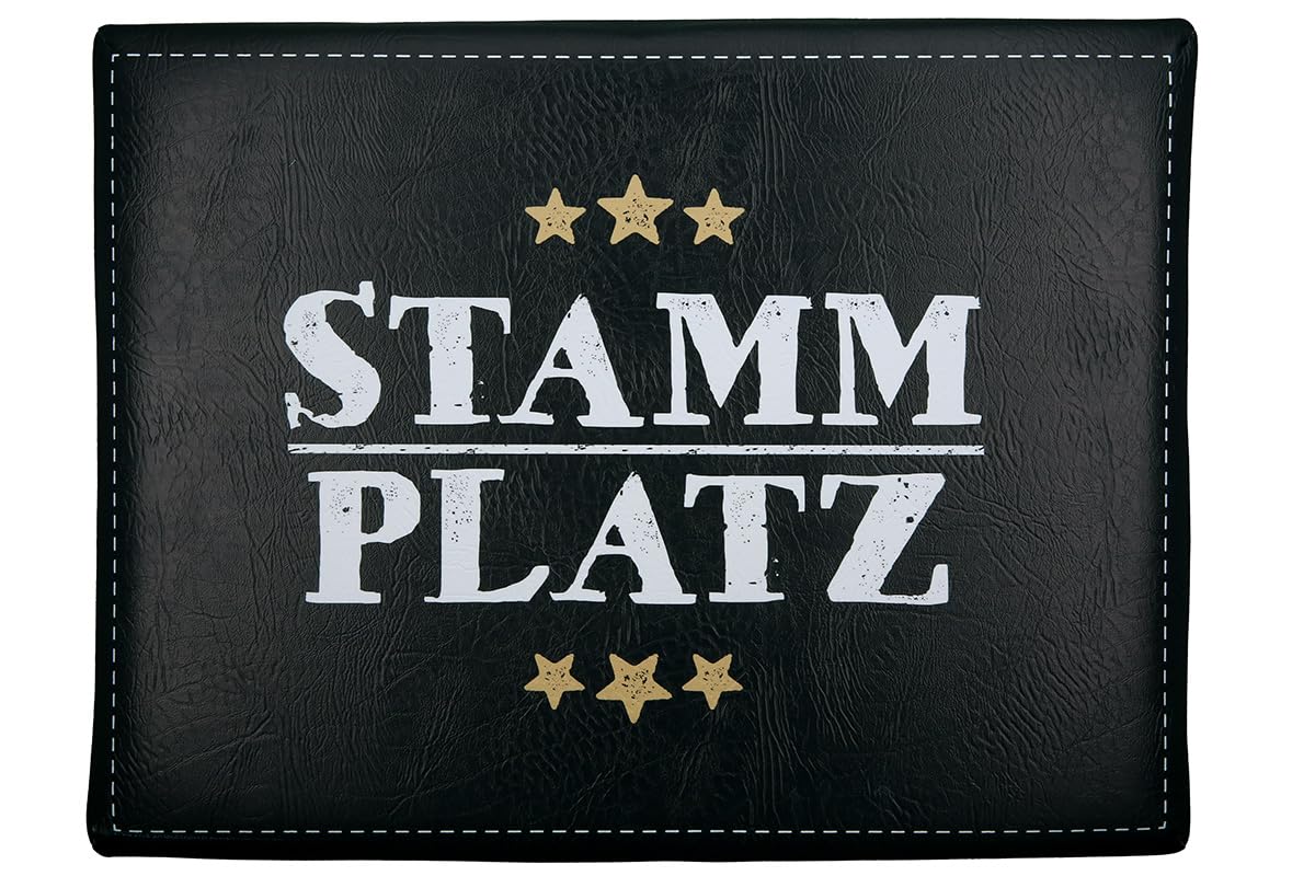 CULT at home Bierkastensitz Stammplatz inkl. Bierdeckel Memospiel – Bierkasten Aufsatz Gartenhocker Balkon - Geschenkset Camping Campinghocker Bierkisten Sitzauflage – Geschenke für Männer 44 x 34 cm
