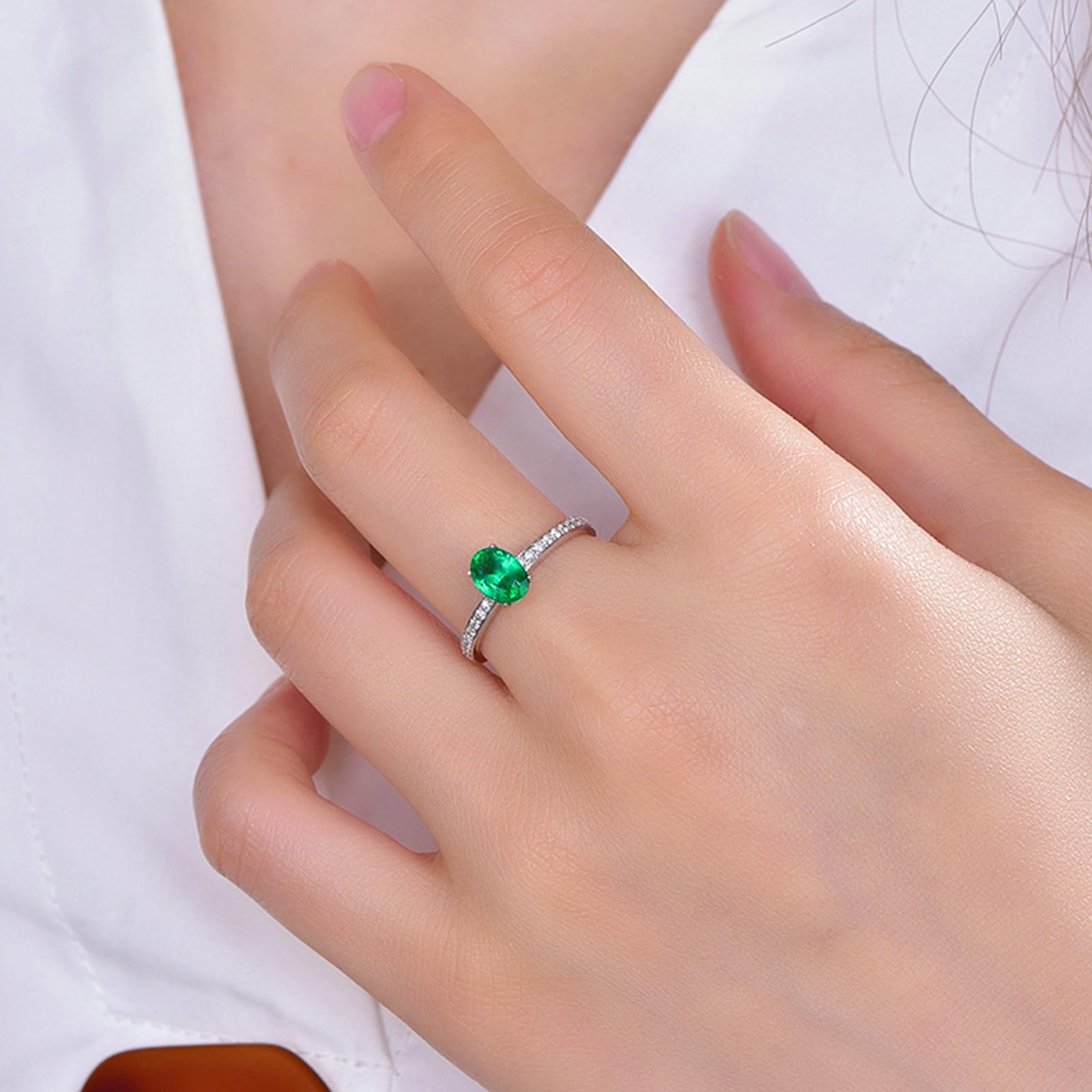 Anillo de compromiso para mujer, platino, talla H 1/2-V 1/2, anillos de compromiso de boda estrechos con esmeralda ovalada de 0,7 quilates y moissanita de 0,17 quilates