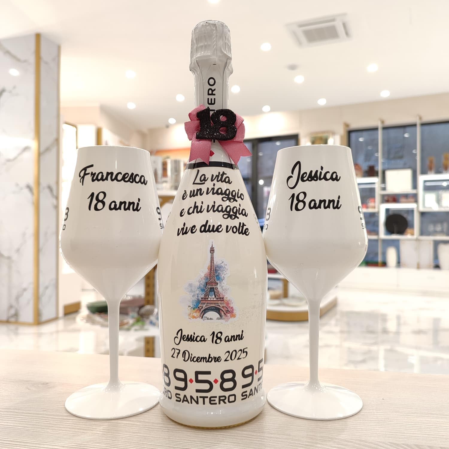 BOTTIGLIA Spumante e 1 Bicchiere Rosso Personalizzabili ideali per Laurea con 3 Tocchi applicati sulla bottiglia, Scritta e Fiocco con Dettaglio da scegliere in fase di personalizzazione
