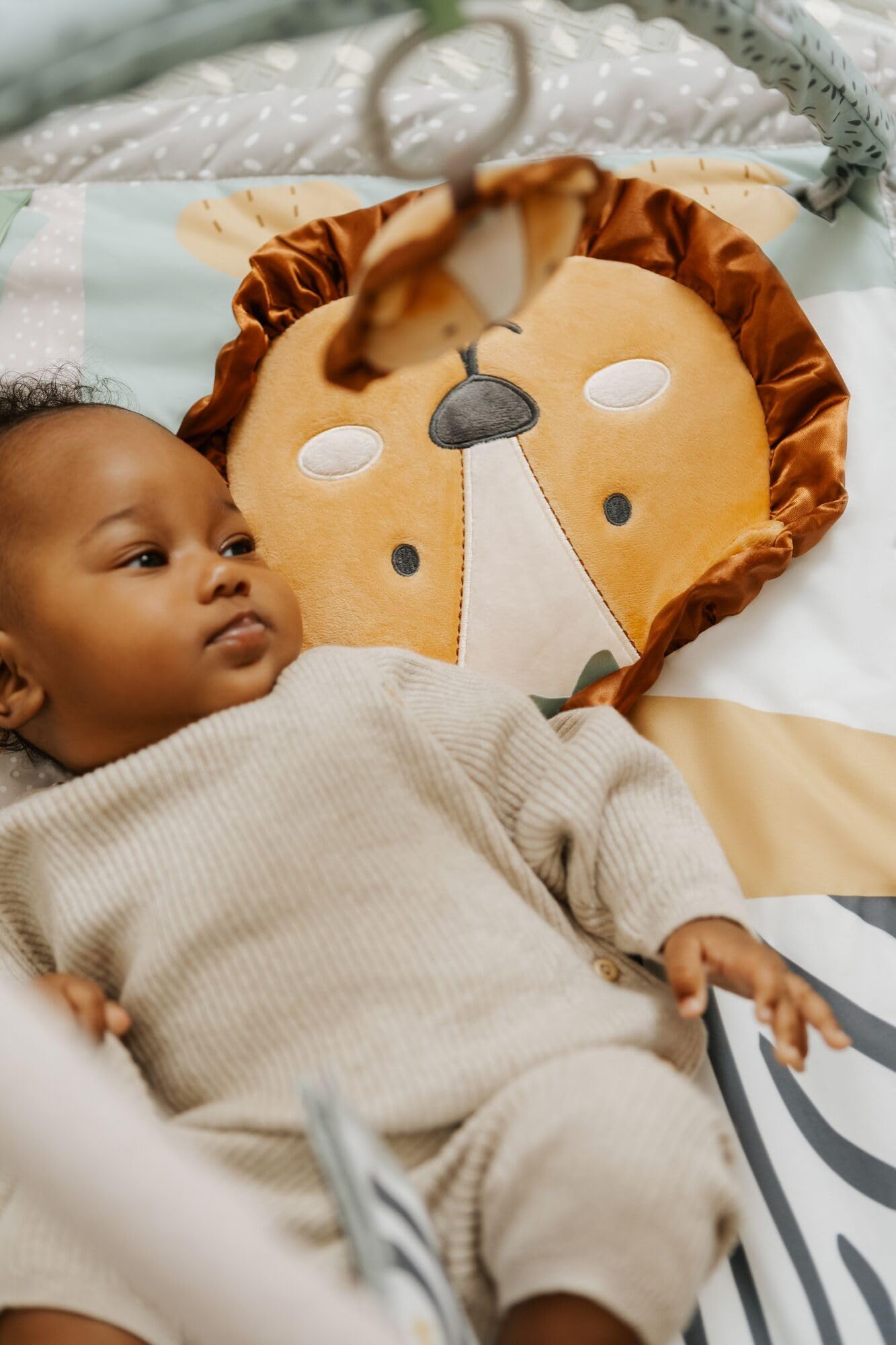 Nuby Animal Adventures Mata do zabawy dla niemowląt – siłownia z zabawkami sensorycznymi i wyściełaną podstawą na brzuch, jeden rozmiar