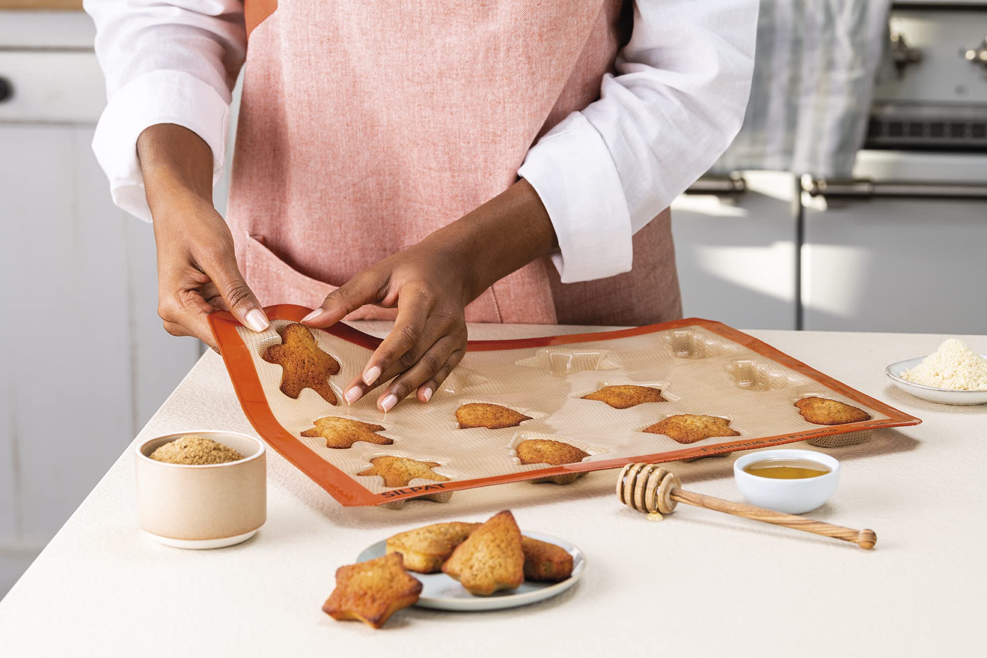 Silpat Moule Noel 12 Empreintes – Gateau, Biscuit, Chocolat - Pâtisseries Festives, Créatives – Silicone Antiadhésif, Qualité Professionnelle – Cuisson Optimale, Démoulage Facile – Format Polyvalent