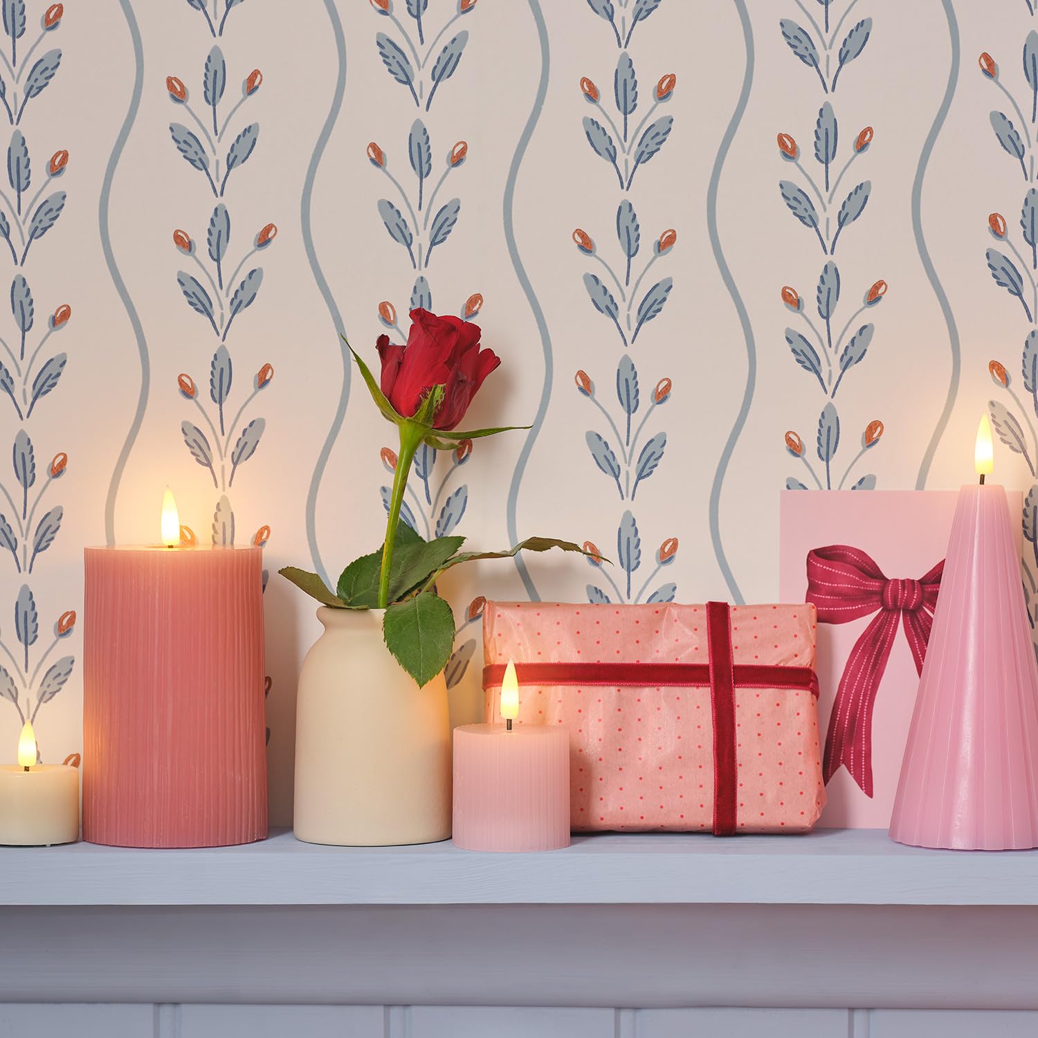 Lights4fun 6er-Set TruGlow® Rosafarbene gerippte Teelichter aus Echtwachs | Warmweiße flackernde LEDs | mit Fernbedienung & 6h Timer | Batteriebetrieben | Deko Frühjahr Tisch & Wohnbereich | 5 x 5 cm