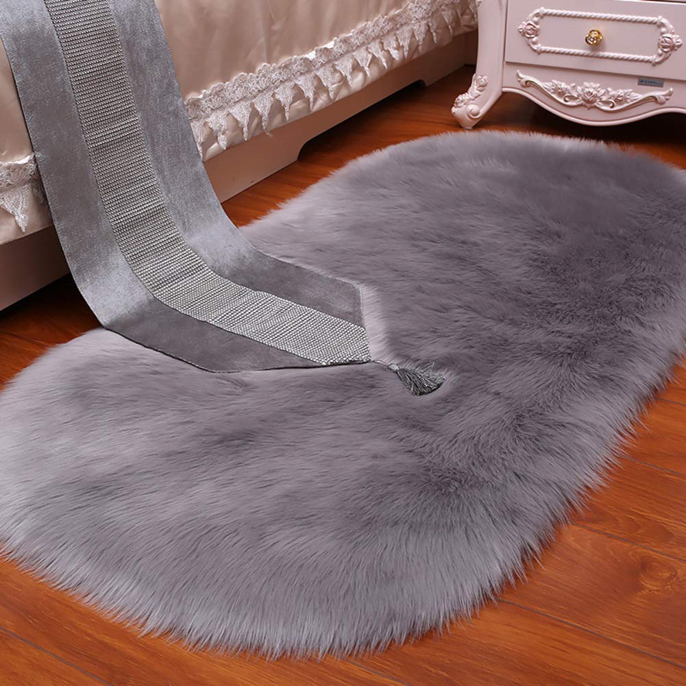 Tapis en fausse peau de mouton gris 70x200 pour descente de lit cocooning