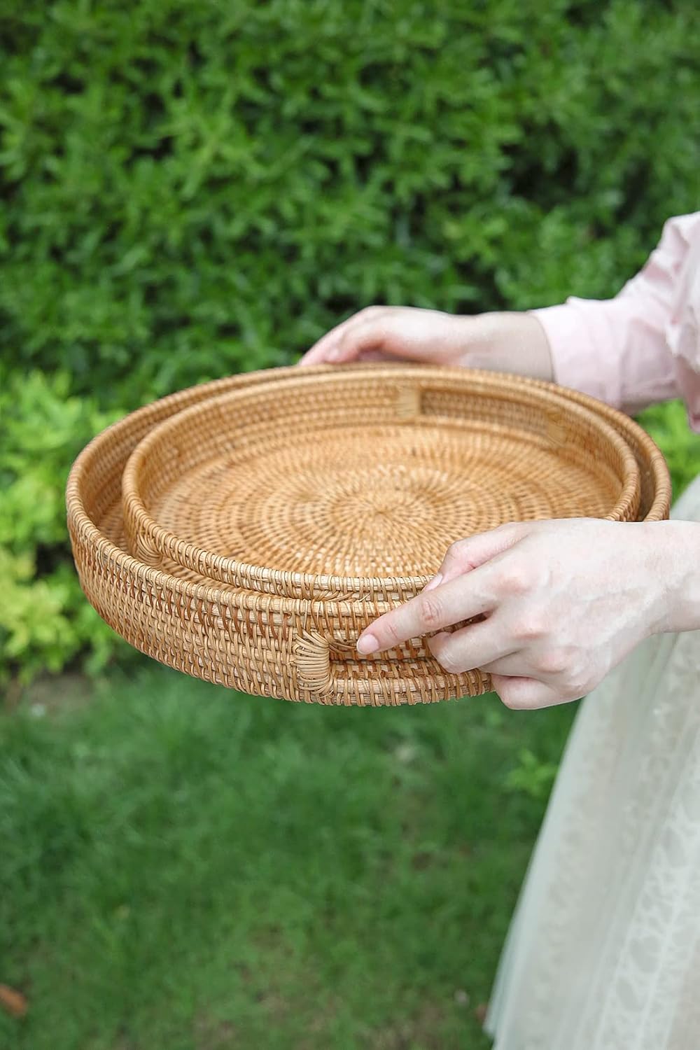 HITOMEN Hand-Woven Round Rattan Serving Tray Decorative Ottoman Wicker Platter with Handles for Coffee Table, Breakfast, Drinks, Snack, Bread, Fruit, Vegetables (Natural Set of 2: M+L)