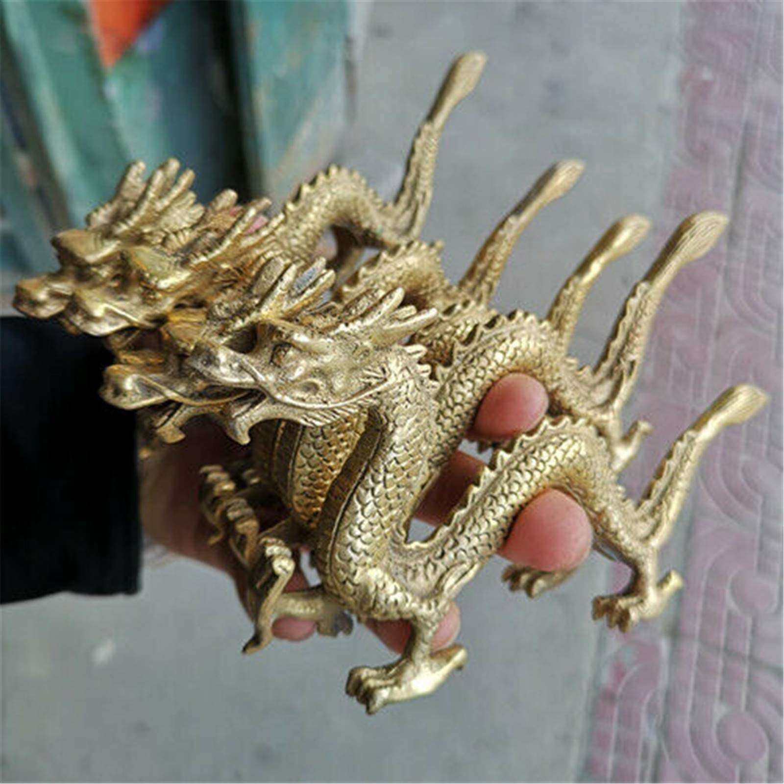 Statue de dragon chinois en cuivre vieilli fait à la main.