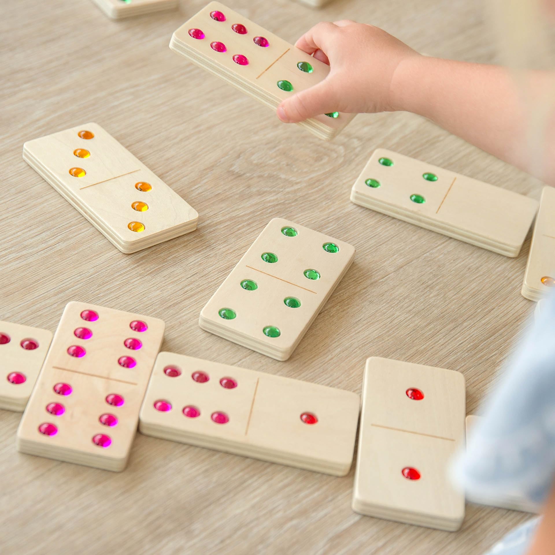 tickit Dominó con gemas de madera de gran tamaño – Juguete educativo de matemáticas certificado FSC® – Juego de dominó sensorial grande para jugar en interiores y exteriores