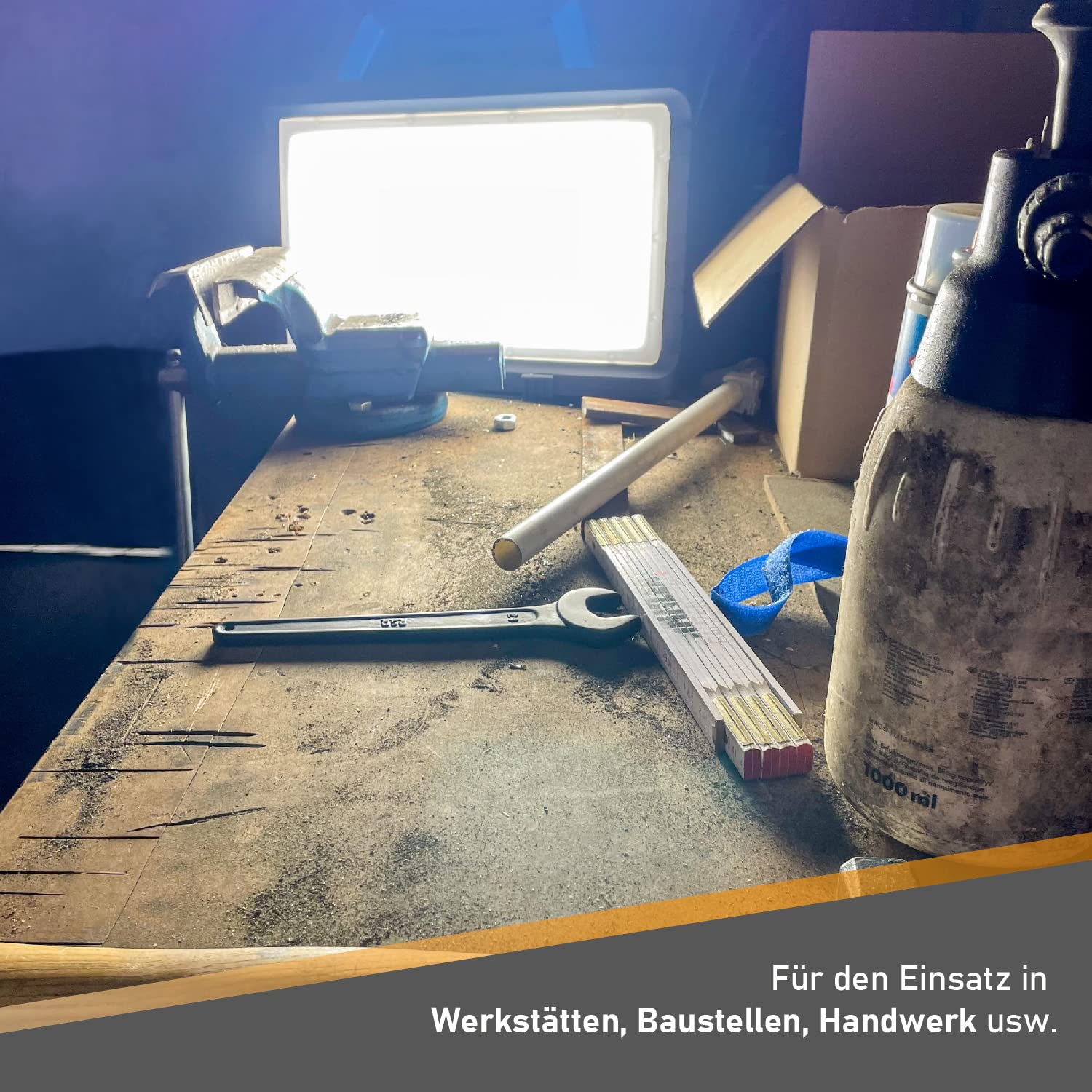 BTEC Worker LED Arbeitsleuchte 80 Watt Mit Steckdose - Baustrahler, Arbeitslampe, Bauleuchte, Werkstattlampe, Baustellenlampe