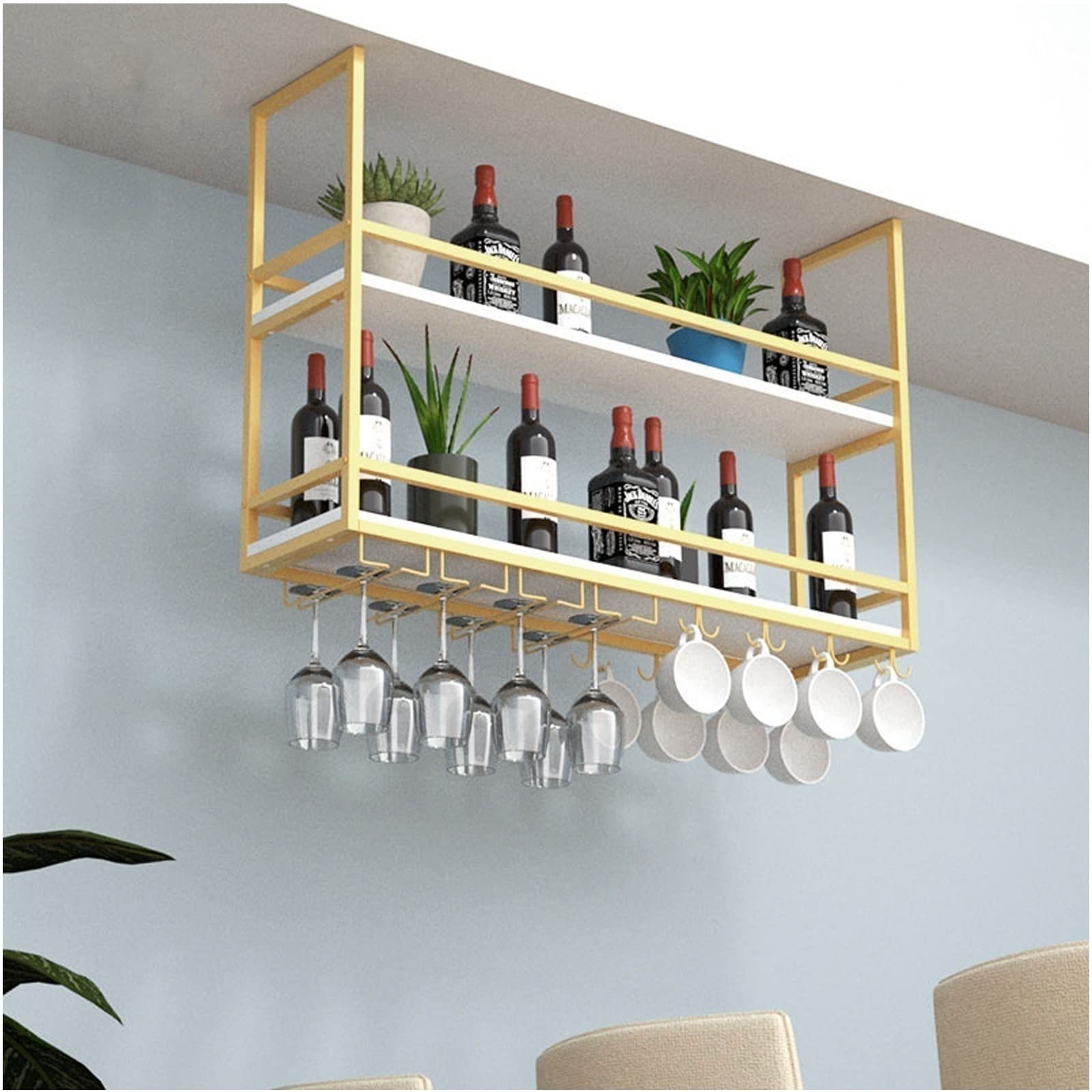 Étagère à vin suspendue pour créer un espace bar convivial au salon