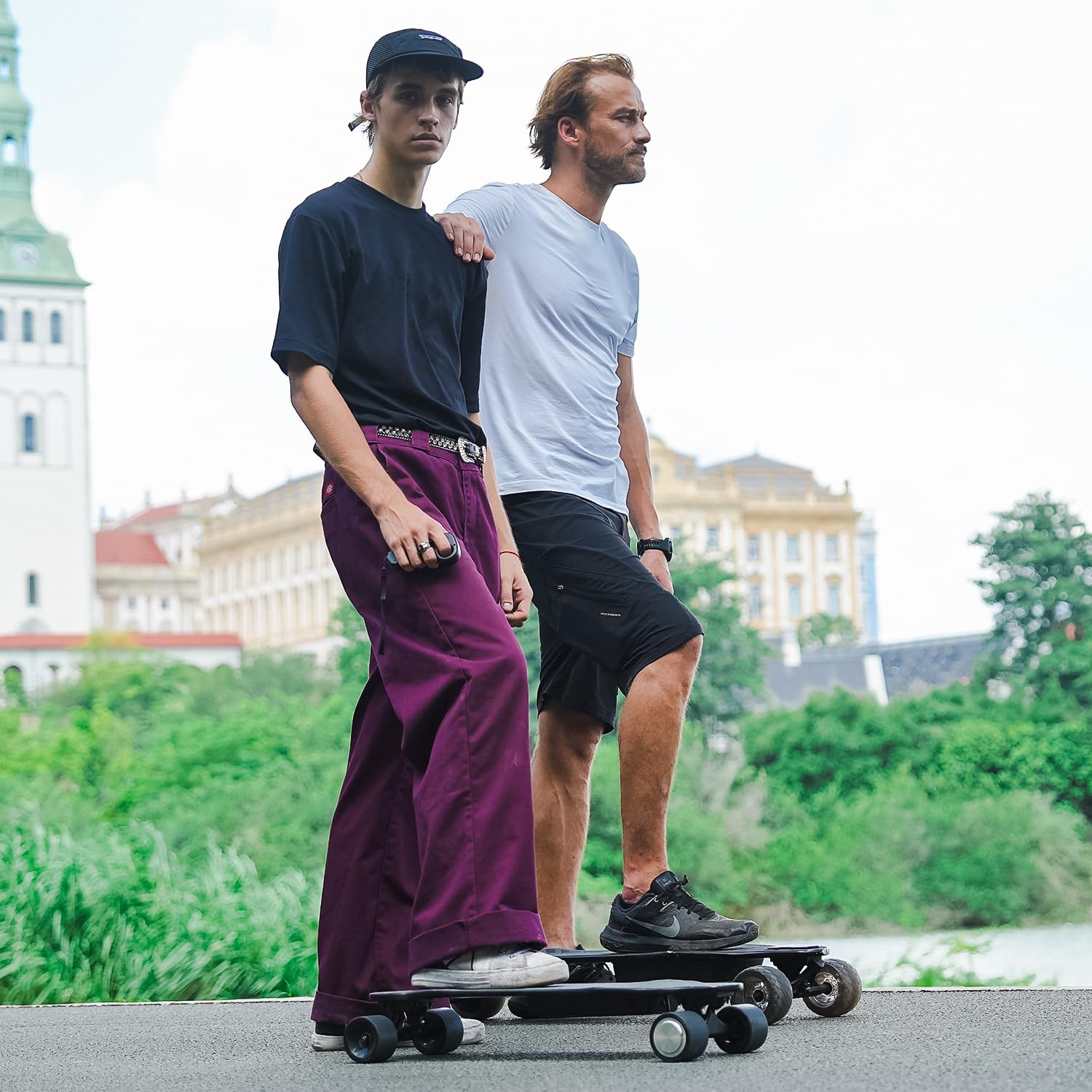 Elektro Skateboard Jugendliche mit Fernbedienung,19KM/H mit 300W Motor,12-16KM Reichweite,Fernbedienung Mit 4 Geschwindigkeitsstufen,Wasserdicht Schockabsorbierendes Longboard für Anfänger