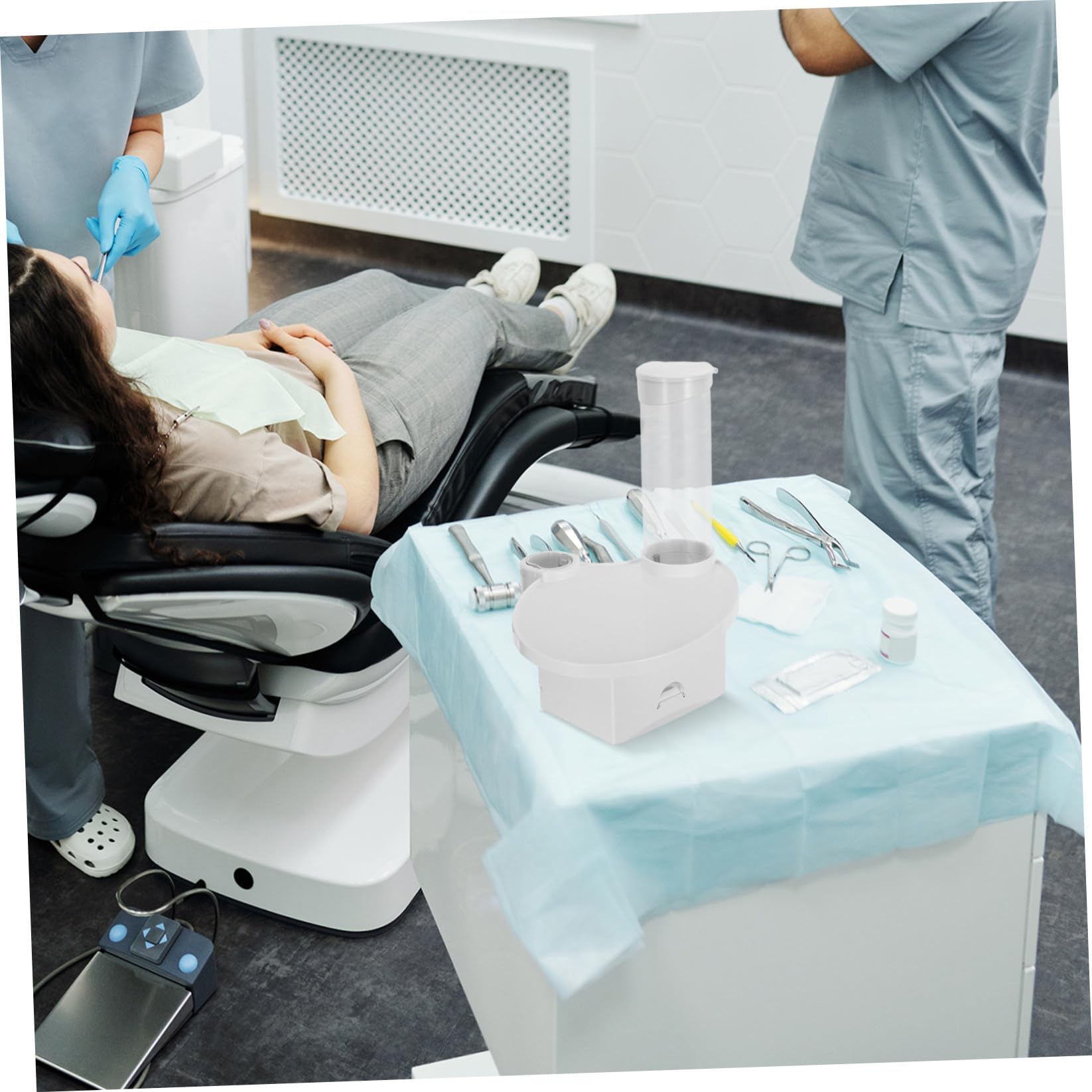 Vassoio Odontoiatrico 3 in 1 con Portabicchieri e Dispenser | Bianco, Plastico, Design Integrato per Clinica e Postazione Odontoiatrica, Accesso Pratico per Assistenti e Pazienti