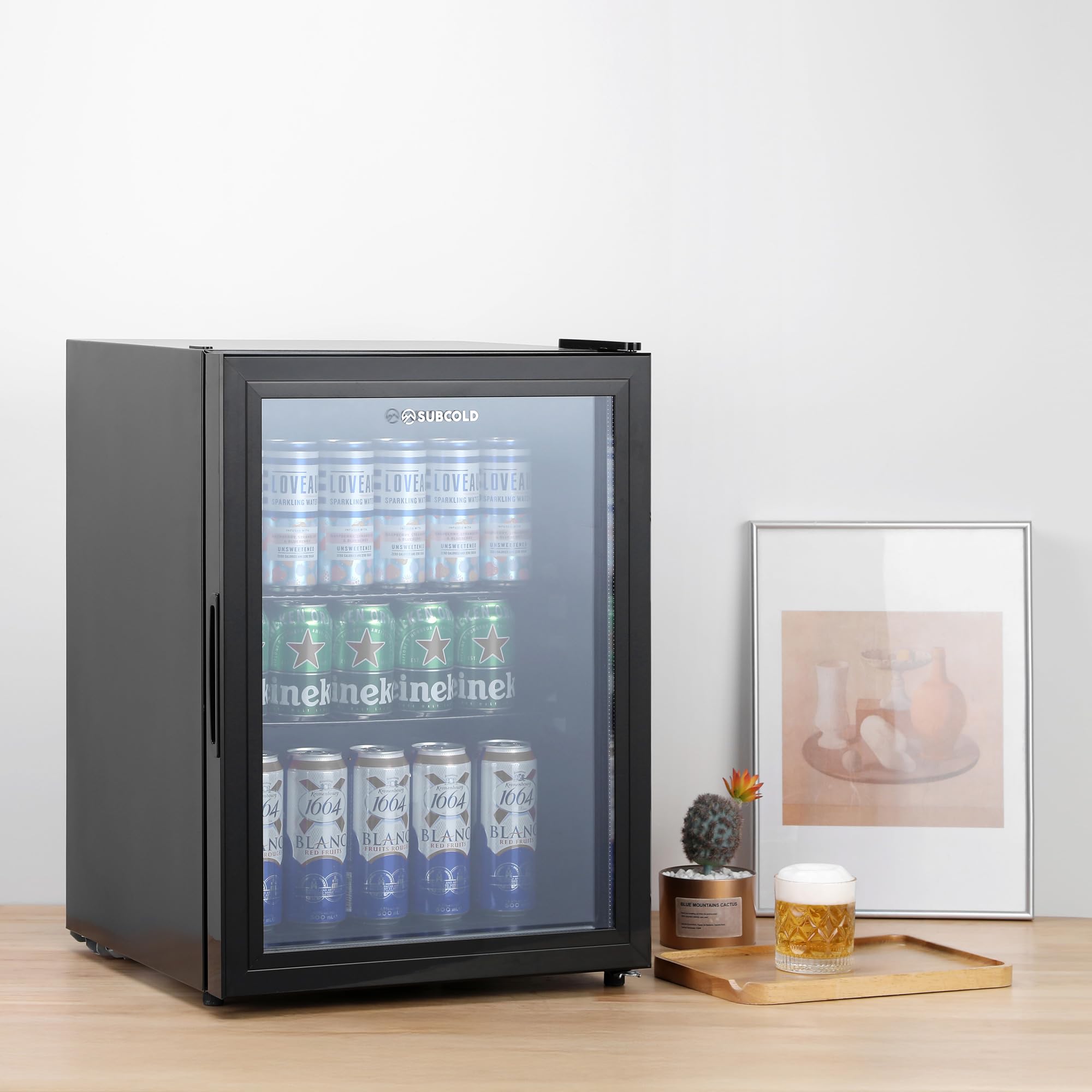 Subcold Cave60 Getränkekühlschrank 54L für 50 Dosen | Bierkühlschrank mit Glastür und LED-Beleuchtung | Mini Kühlschrank für Hausbar, Büro & Minibar