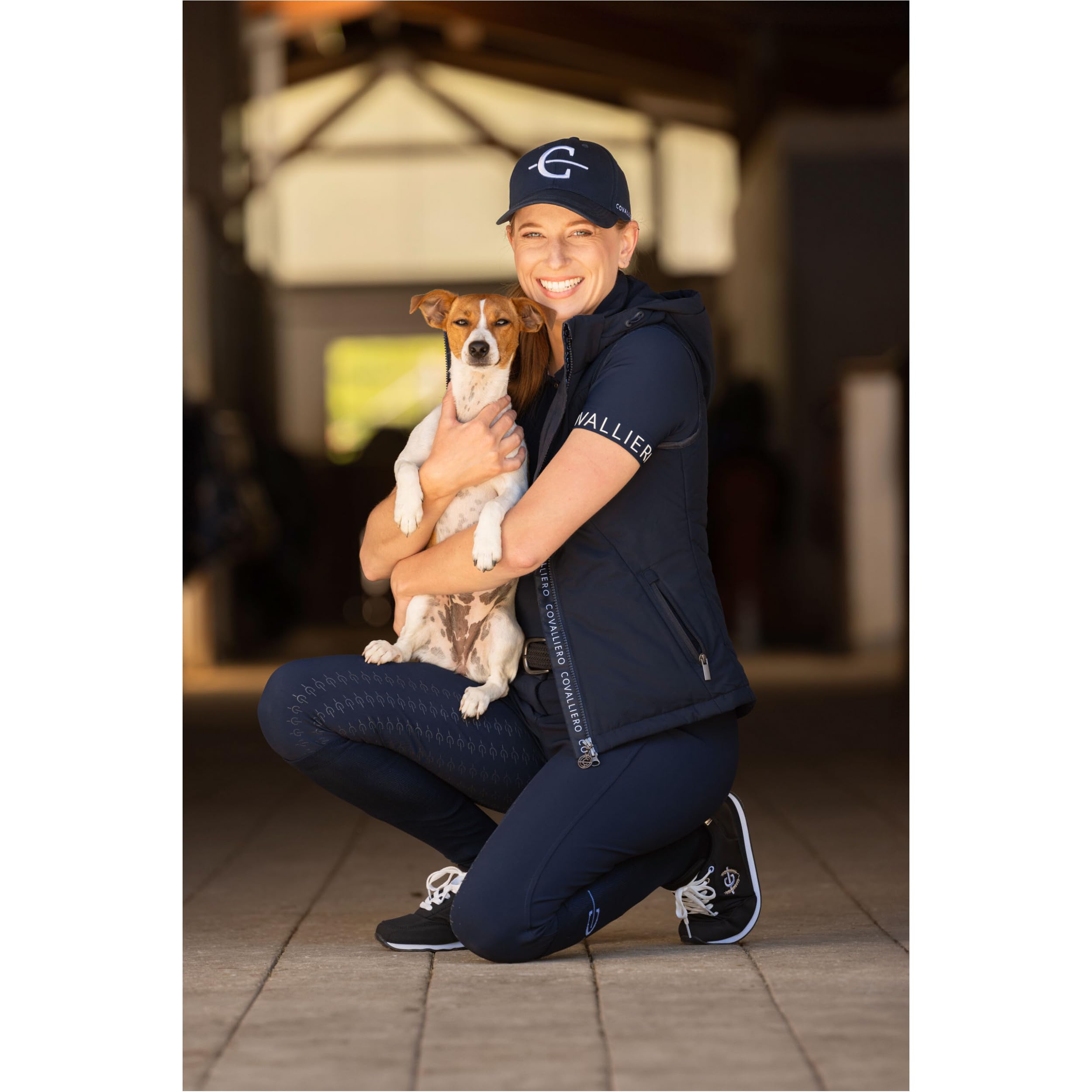 Covalliero - Damen Reitweste – Weste mit abnehmbarer Kapuze – Sportweste aus Polyester – Damenweste mit 2 Taschen & 2-Wege-Reißverschluss – Reitbekleidung in Dark Navy – Größe XS