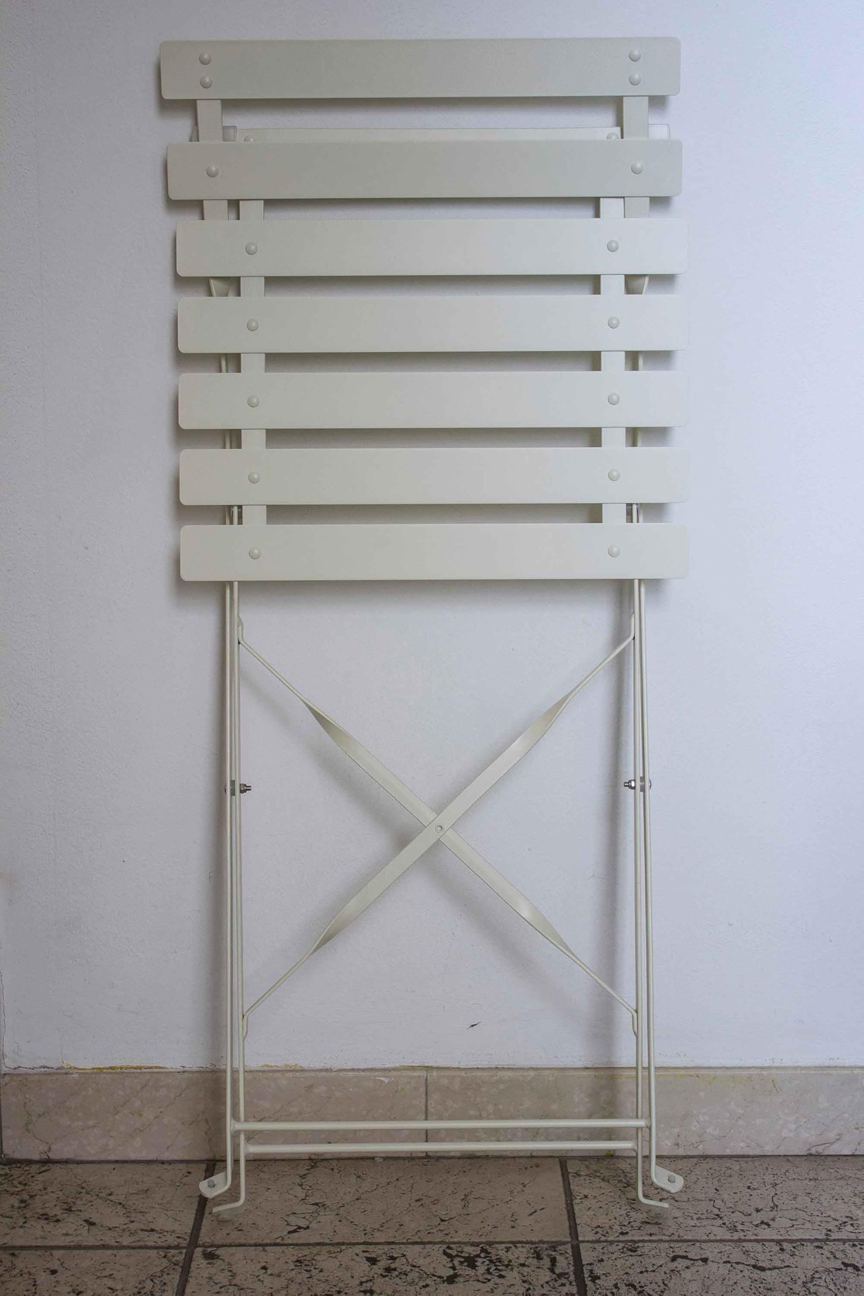 AVANTI TRENDSTORE Toano - Set arredo esterno in acciaio per due persone, composto da un tavolino con piano rotondo e due sedie, pieghevole. Disponibile nel colore bianco.