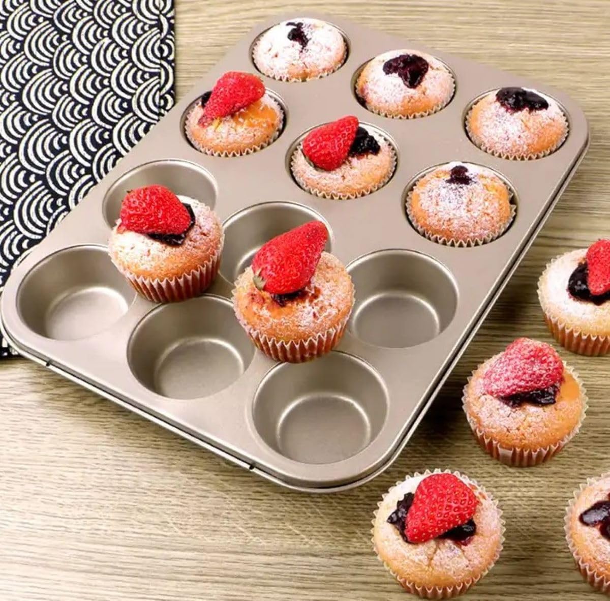 SOGUD 12'li Muffin Kalıbı - Yapışmaz Metal Cupcake Kalıbı - Fırına Uygun Kek ve Muffin Pişirme Tepsisi - Yuvarlak Gözlü Dayanıklı Kek Kalıbı - Kolay Temizlenir - Ev Tipi Kullanıma Uygun