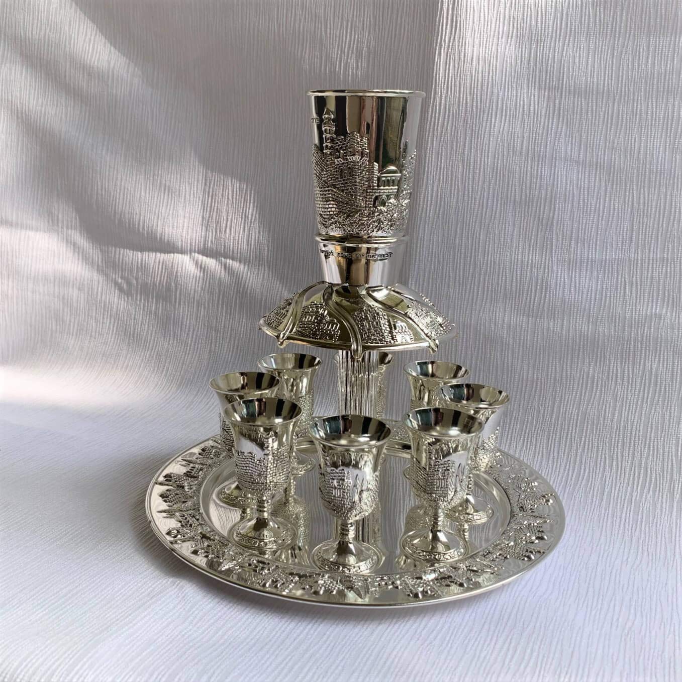 Fontaine à vin intercalaire Kiddouch et 8 gobelets Plaqué argent œil Jérusalem