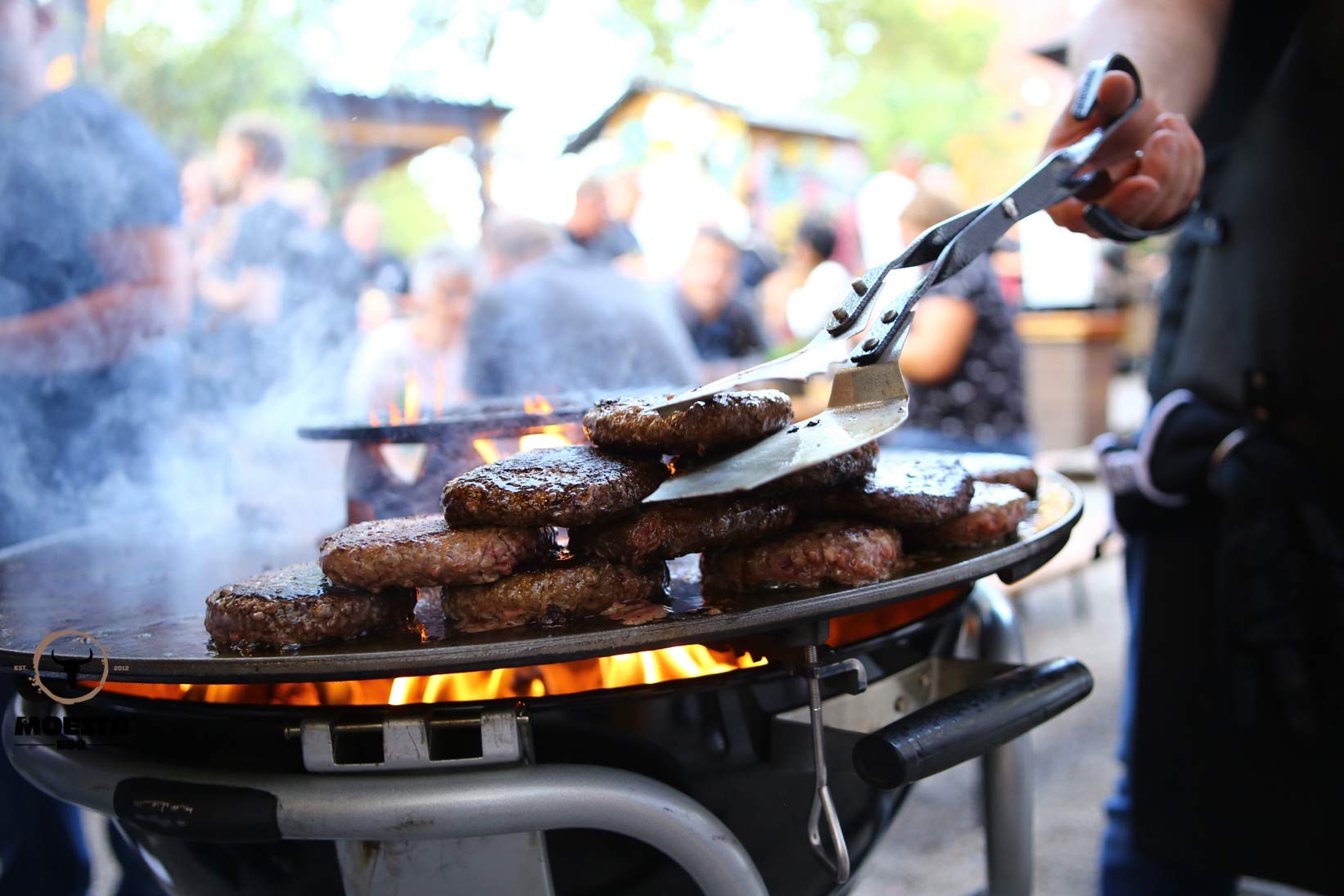 MOESTA-BBQ 19296 V-Tong BurgerZange 46cm - Burger-Patty-Grillzange lang mit Holzgriff - Edelstahl-Wendezange für Hackfleisch