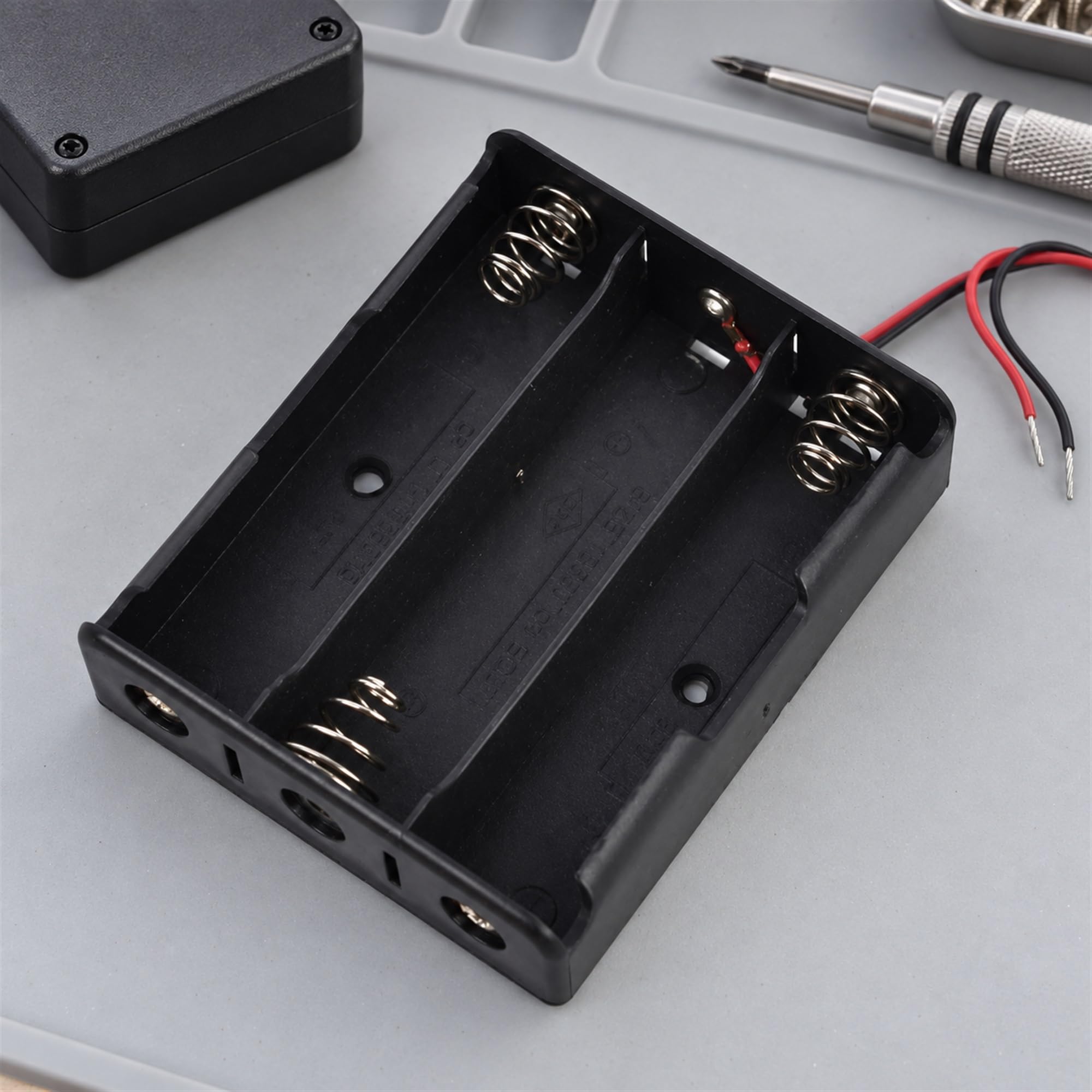 Plastic Wired Battery Holder, Power Supply Mounting Accessory for DIY Circuit Assembly and Electronics Bench Projects