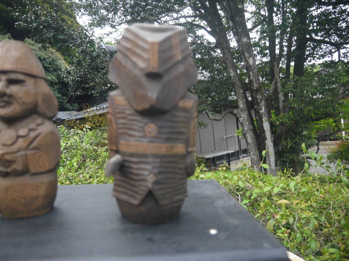 Amazon | アイヌ人形 民芸品 美唄民芸舎 小山東吉作 一対 飾り台付