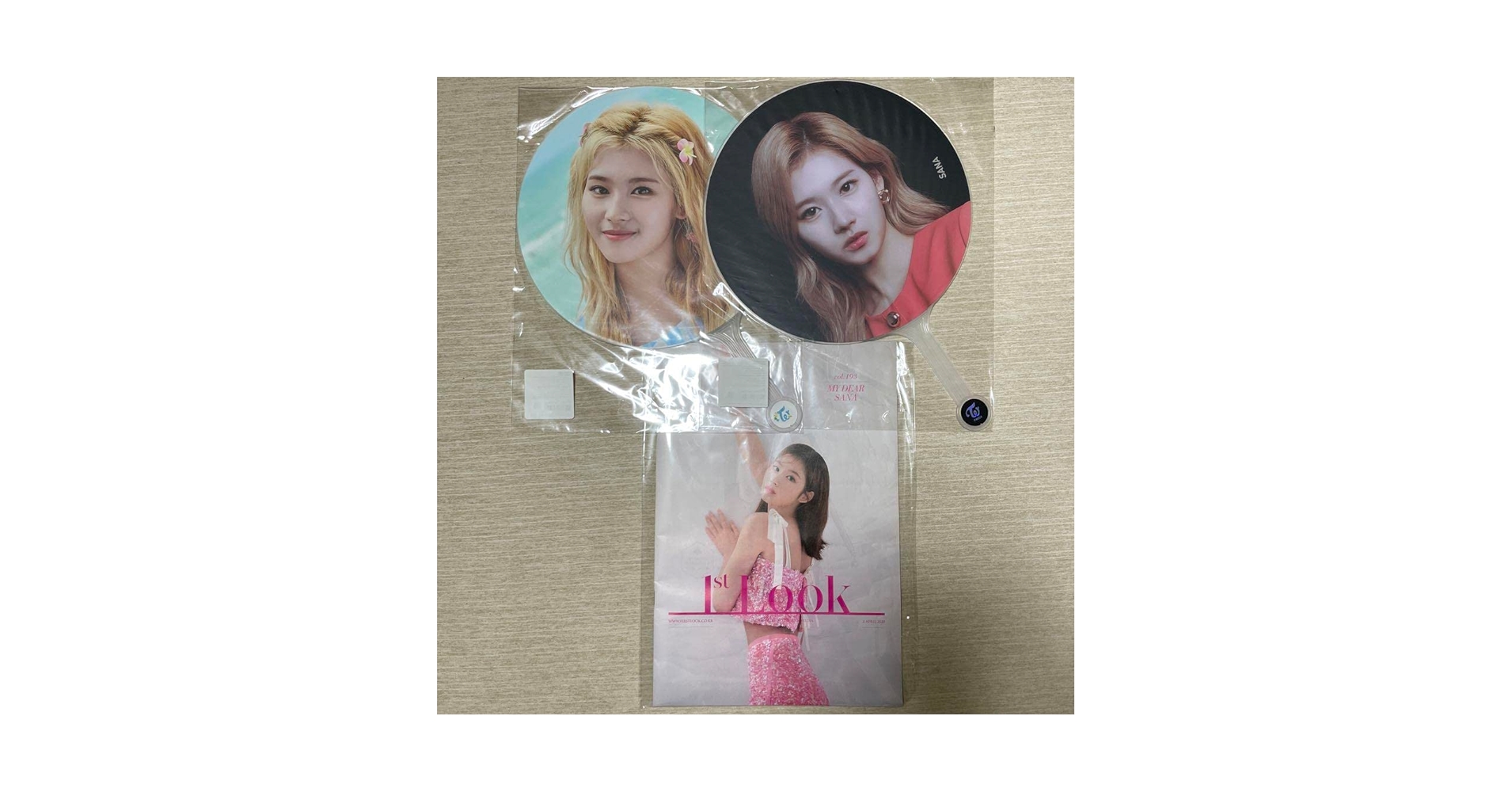 Amazon.co.jp: TWICE サナ 韓国 うちわ 写真集 セット : おもちゃ