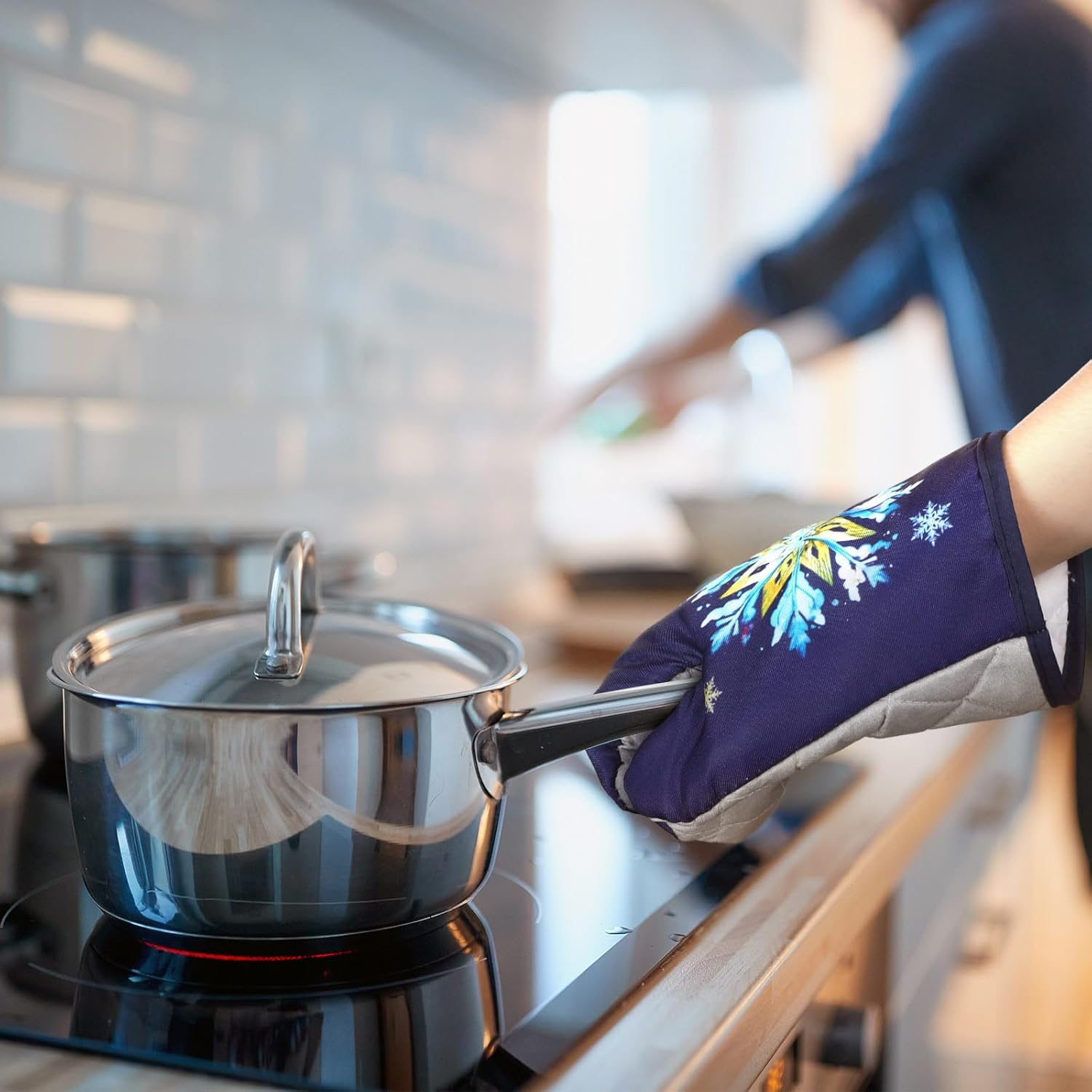 Bencailor 6 Pcs Blue Christmas Kitchen Towel Oven Mitts and Pot Holders Set Snowflake Dish Towels Christmas Tree Pot Holders Heat Resistant Oven Gloves for Xmas Kitchen Cooking Baking Grilling - Image 4