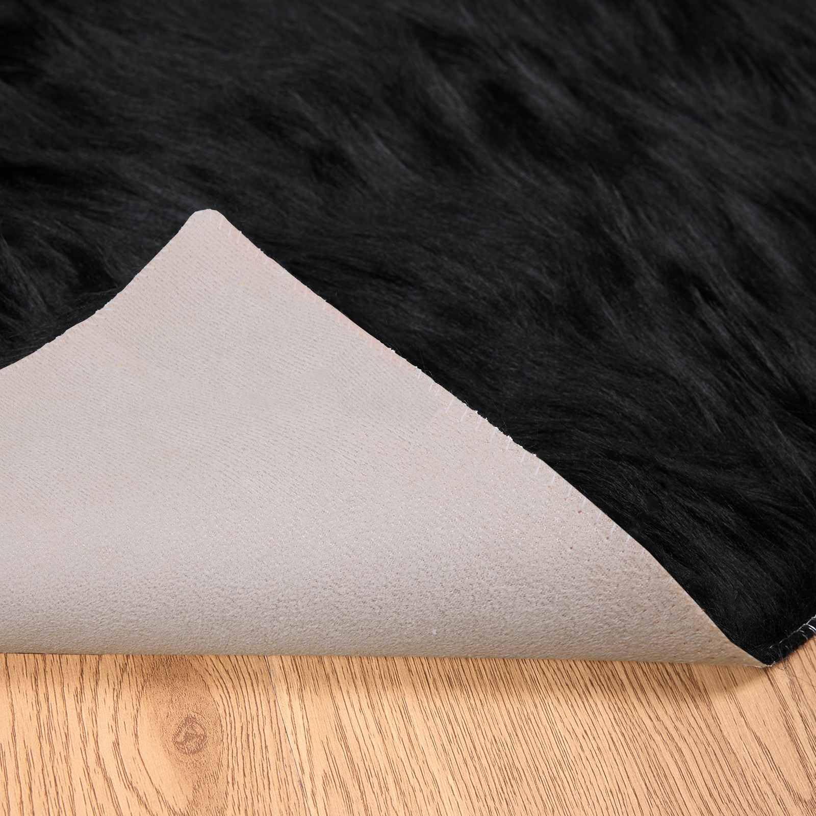 Kunstschaffell Teppich TAFALLA Schwarz 80x200 cm - Flauschiger Kunstfell Läufer für Wohnzimmer und Schlafzimmer - Weicher Hochflor Teppich aus Polyester - Gemütliche Wohndeko