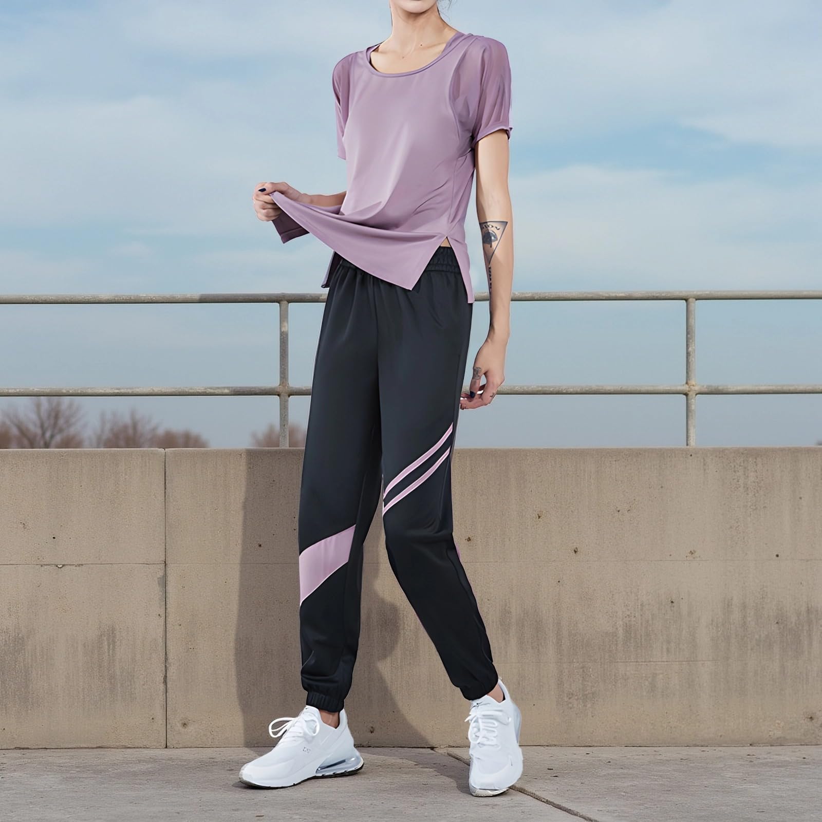 Conjunto de entrenamiento de tres piezas para mujer, incluye brasier deportivo, camiseta de manga corta, leggings, conjuntos de yoga de 3 piezas, elegante diseño morado y negro, tela transpirable de