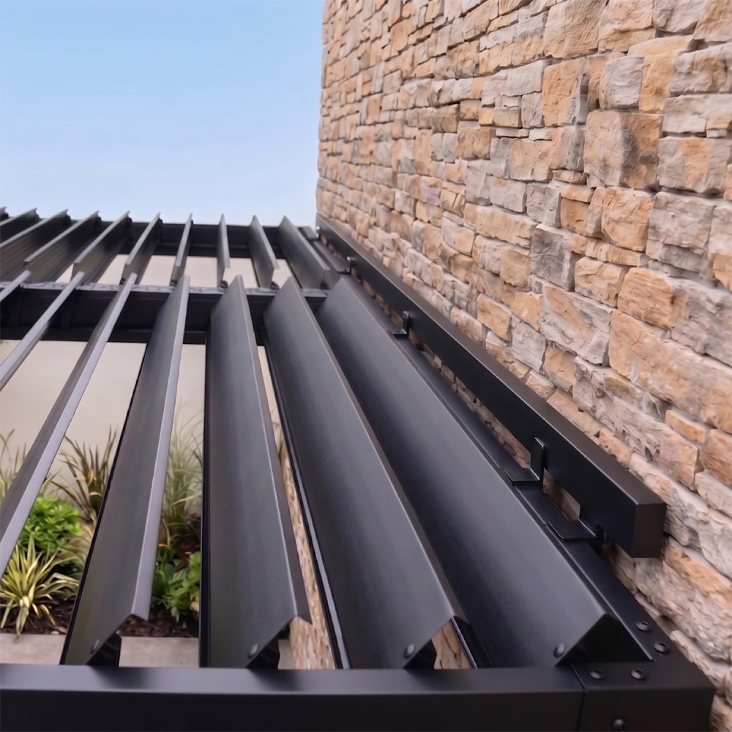 CONCEPT USINE Pergola Bioclimatique Adossée SIFNOS Aluminium Noir 4x3m | Qualité Premium, Design Épuré & Fonctionnel, Mobilier Contemporain, Confort & Durabilité