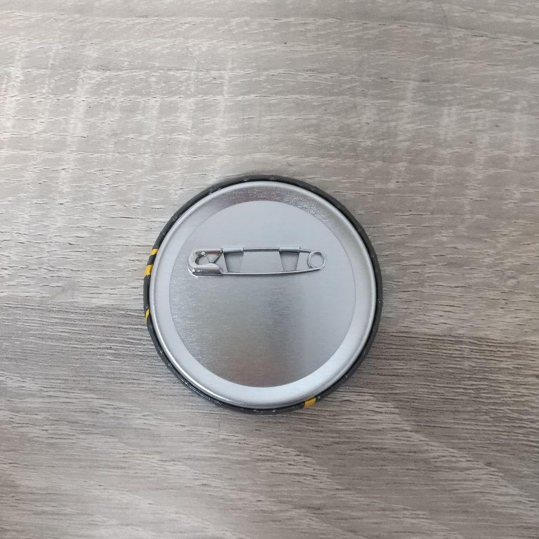 AMPTAK×COLORS からつけあっきぃ NewYear 等身 缶バッジ アンプタックカラーズ 缶バッジ 2025 NewYear 等身 あっきぃさん