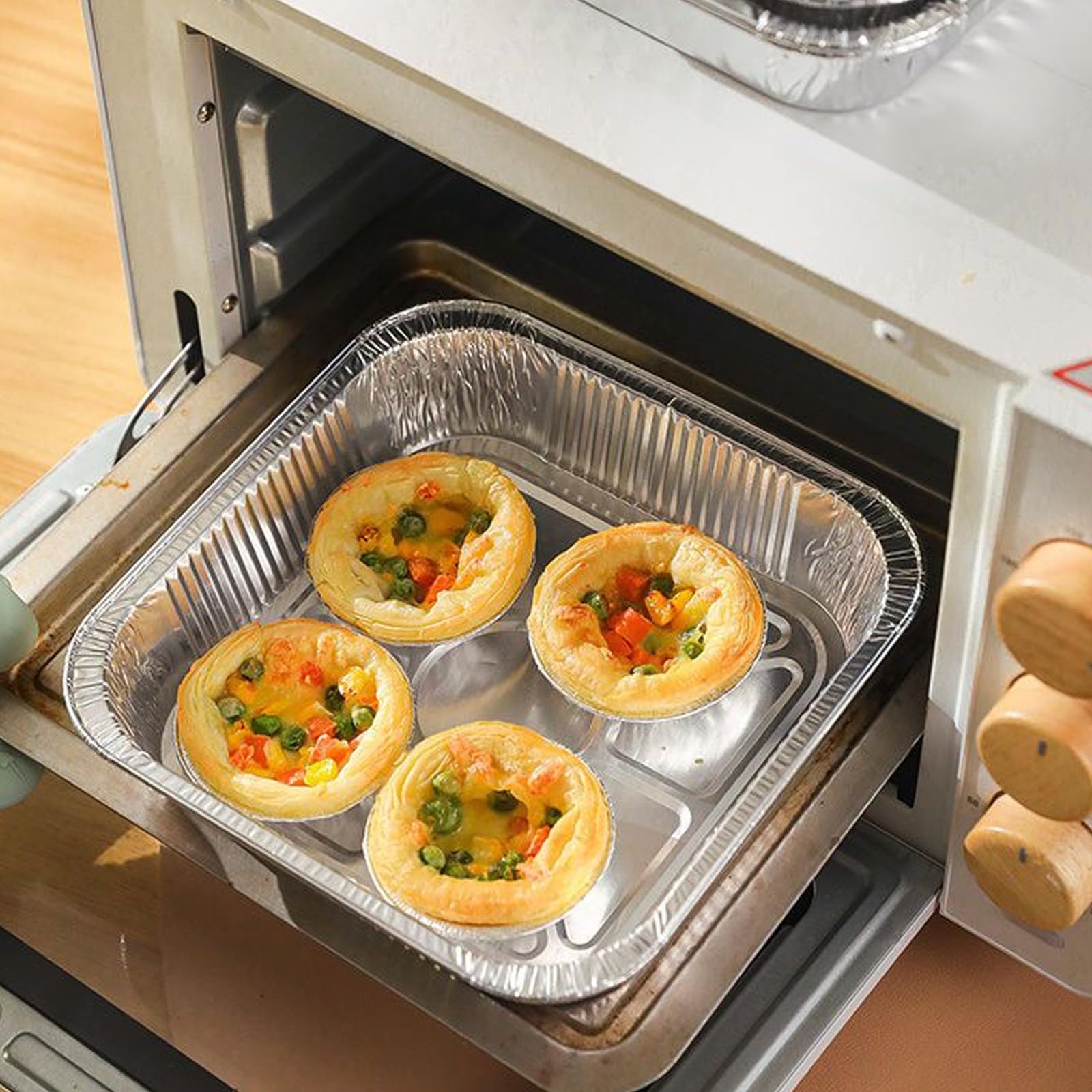 Paquete de 20 sartenes de aluminio de 8 x 8 pulgadas con tapas de plástico transparente de 8 pulgadas, moldes cuadrados desechables con tapas, bandejas de aluminio para asar para llevar, horno