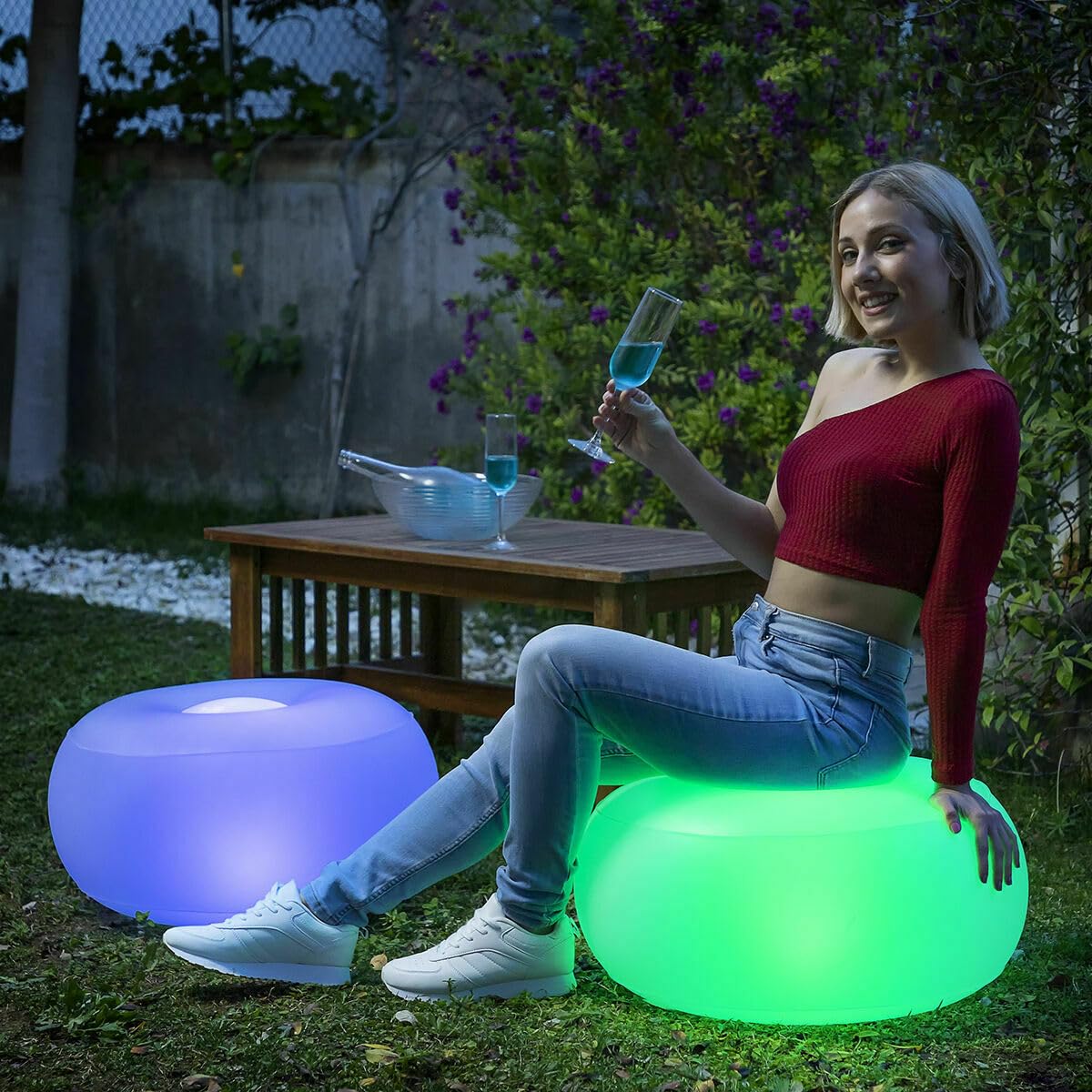 InnovaGoods® Puff Hinchable Exterior + Sillon con LED Multicolor, Resistente al Agua, Incluye Parche de reparación y Mando a Distancia, Sofa Ideal para Camping, Piscina, Interior y jardín