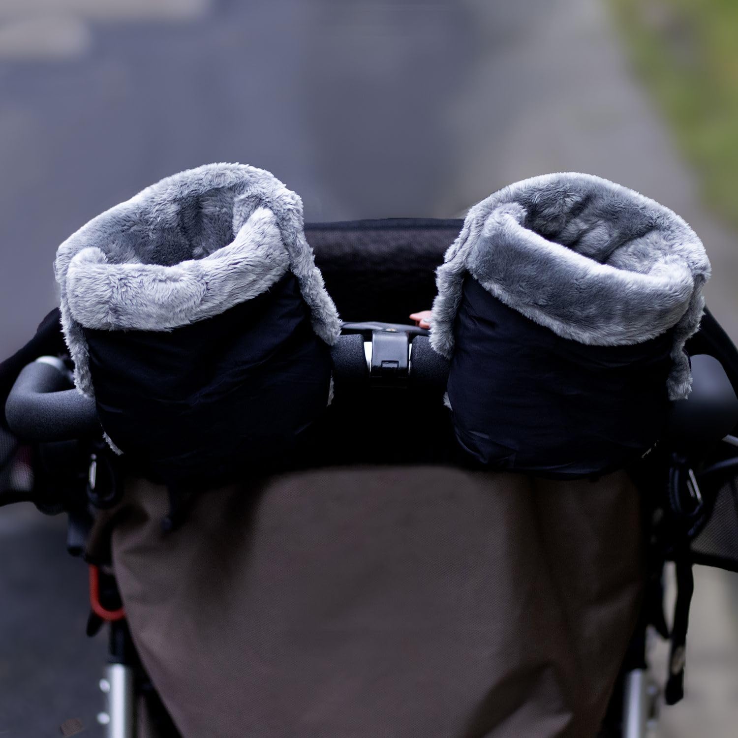 Intirilife Rękawiczki ogrzewające dłoniez polarem do wózka dziecięcego i spacerówki w kolorze czarnym - uniwersalny rozmiar na jedną dłoń (jedna para) Wodoodporne Wiatroszczelne Oddychające rowerowej