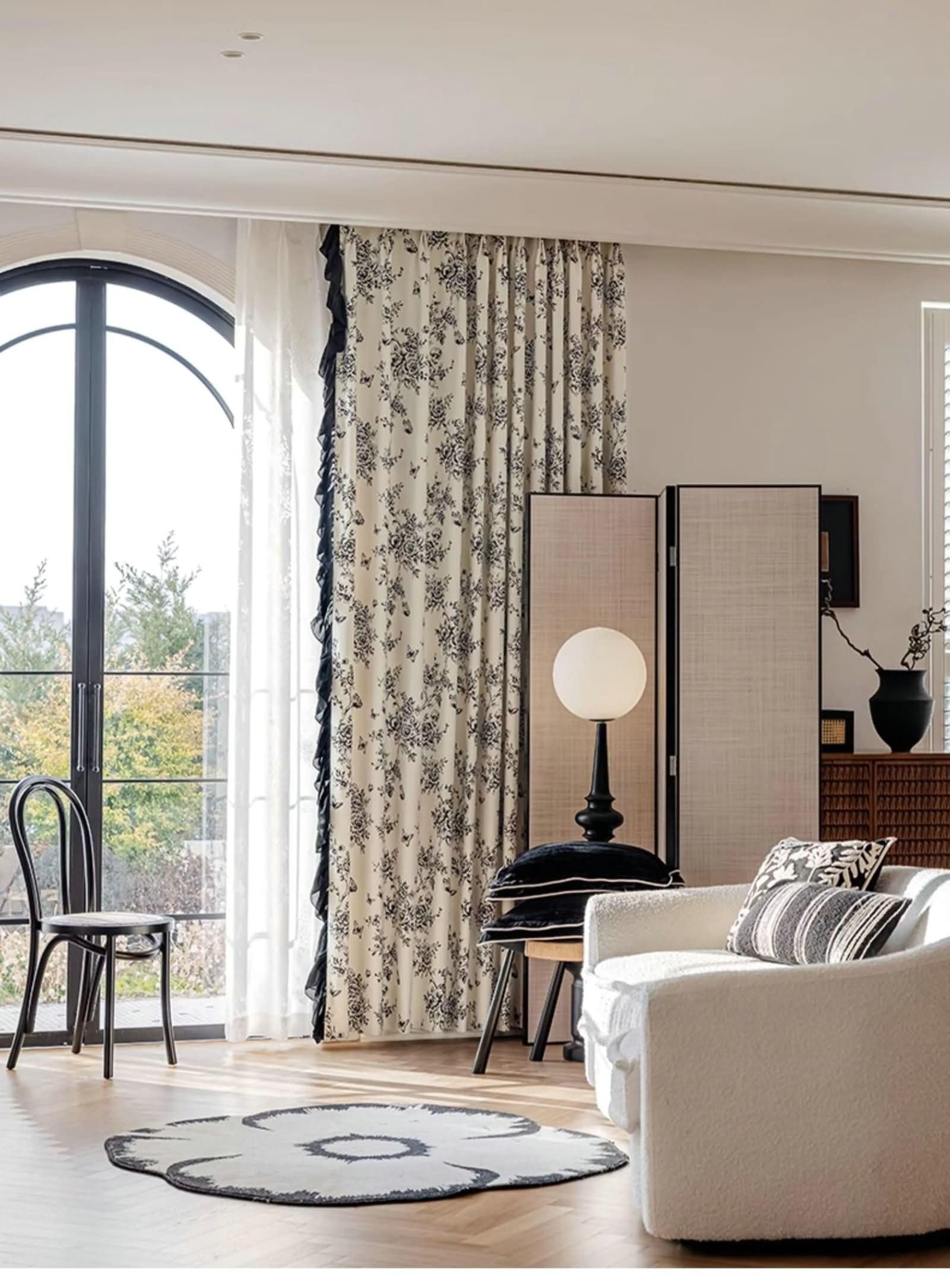 Rideaux Opaques Beige Noir Imprimé Fleurs Papillons à Volants à Œillet, 107x132cm x 2pcs, Rideau Chenille Salon Français