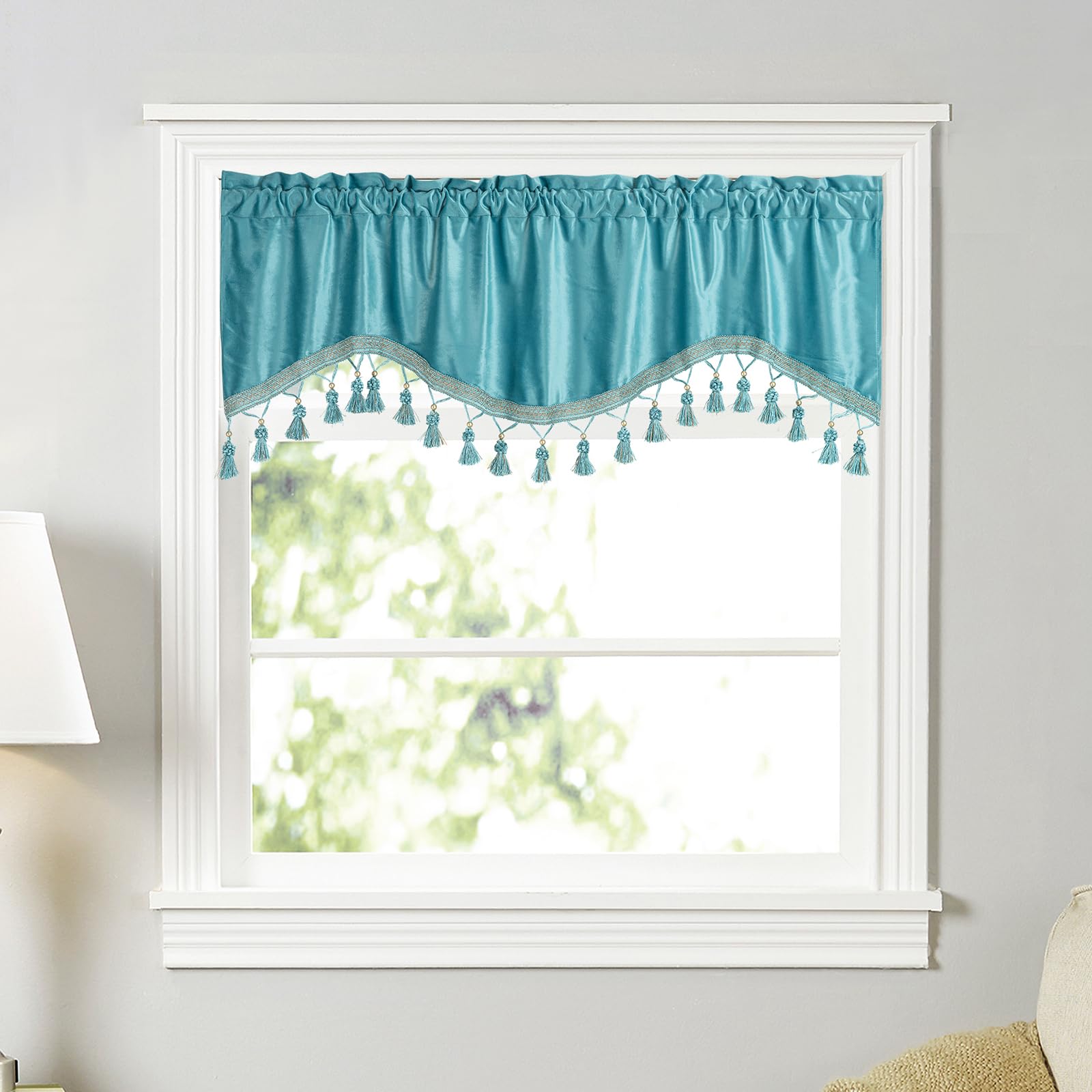 Cortinas cortas de terciopelo que aportan elegancia y suavidad a la ventana de su cafetería