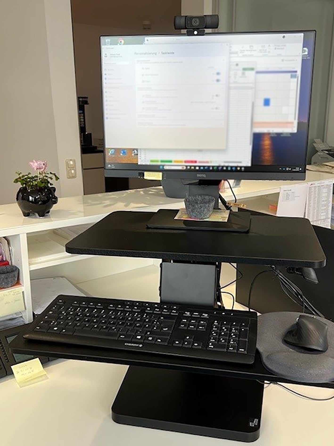 UPdesk One - Schreibtischaufsatz höhenverstellbar für Laptop & PC - Schreibtischerhöhung - Stehpultaufsatz für Schreibtisch - Höhe 16-44,5 cm - Breite 40 x 60 cm - Gasfeder - SCHWARZ