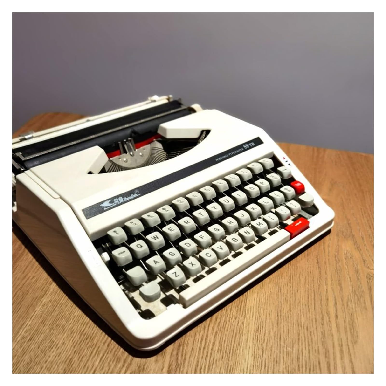 Mechanische englische Schreibmaschine, altmodische traditionelle tragbare manuelle Schreibmaschine, klassische Nostalgie, tragbare Retro-Schreibmaschine