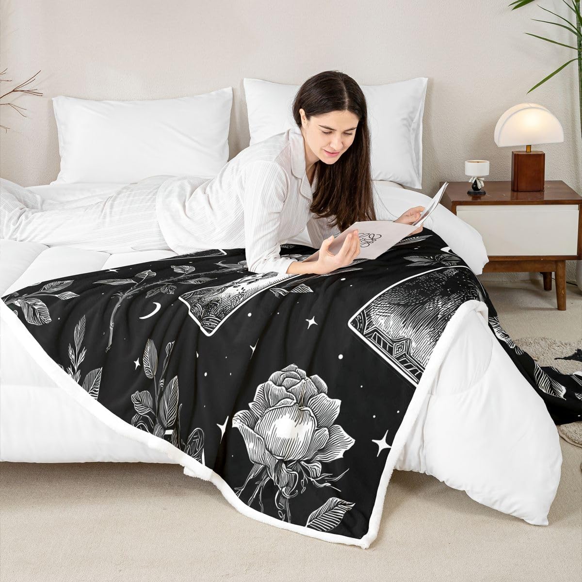 Erosebridal Gothic Tarot Fuzzy Plush Throw Black White Occult Star Moon Aesthetic Fleece Blanket Vintage Rose Girly Room Decor Sherpa Blanket,Minimalist Mystical Tarot Decor for Bed Couch 40"x50"