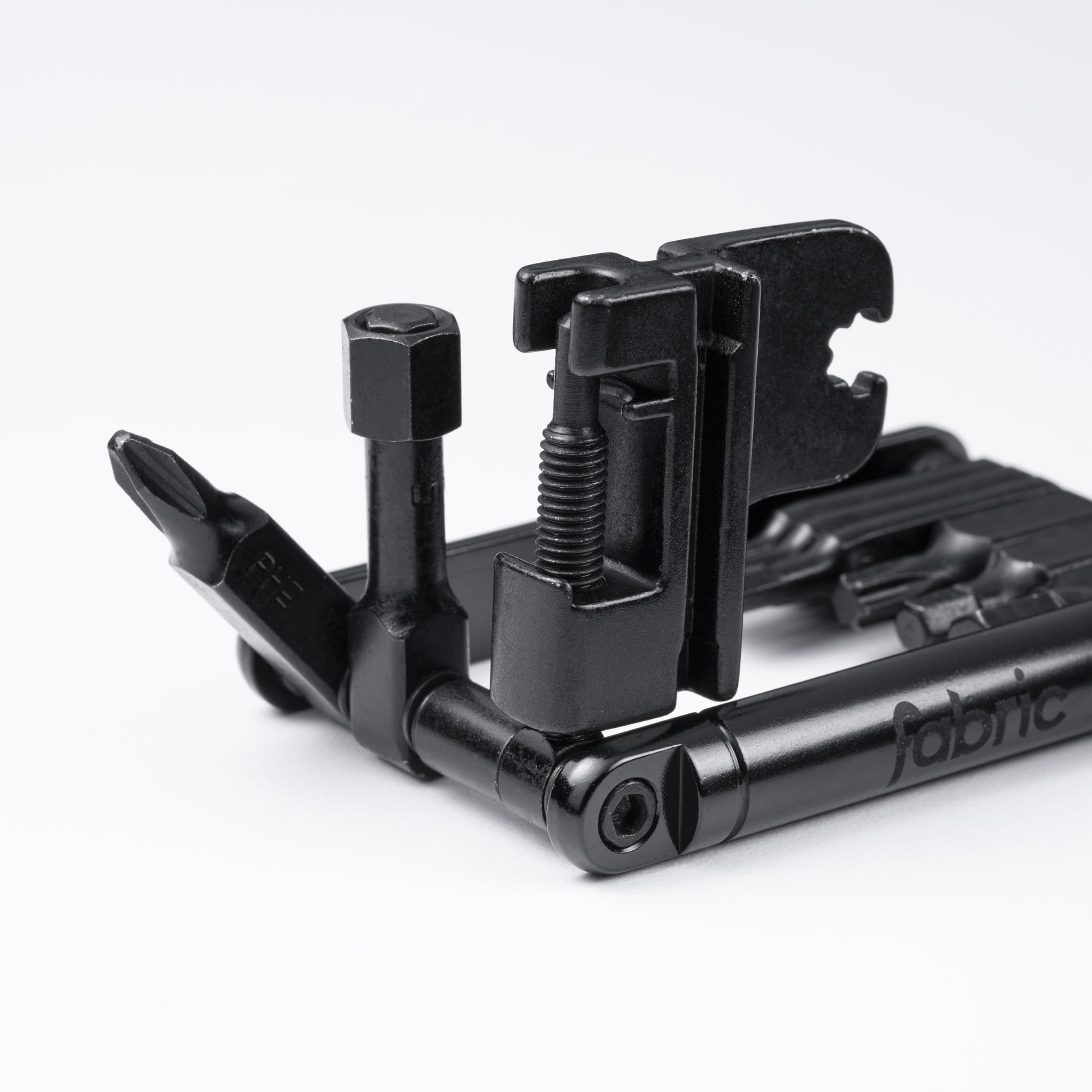 Fabric 16-in-1 Fahrrad Multitool – Kompaktes Fahrradwerkzeug-Set aus Aluminium & CNC-Stahl – Leichtes Mini-Tool mit Kettennieter, Innensechskant, Torx & Speichenschlüssel für Rennrad & MTB Schwarz