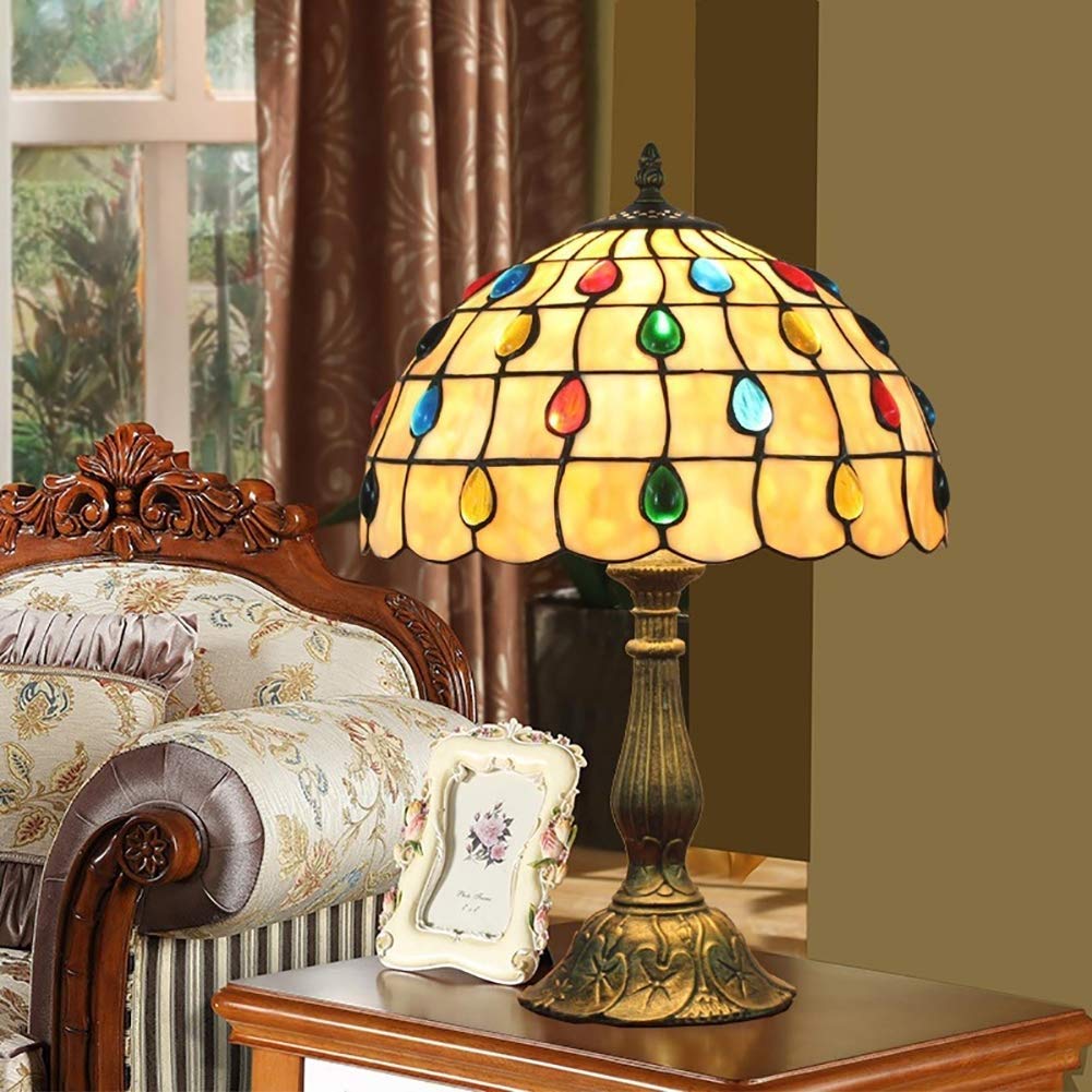 Mozaikowy szklany stolik, lampka nocna, lampa z brązową podstawą