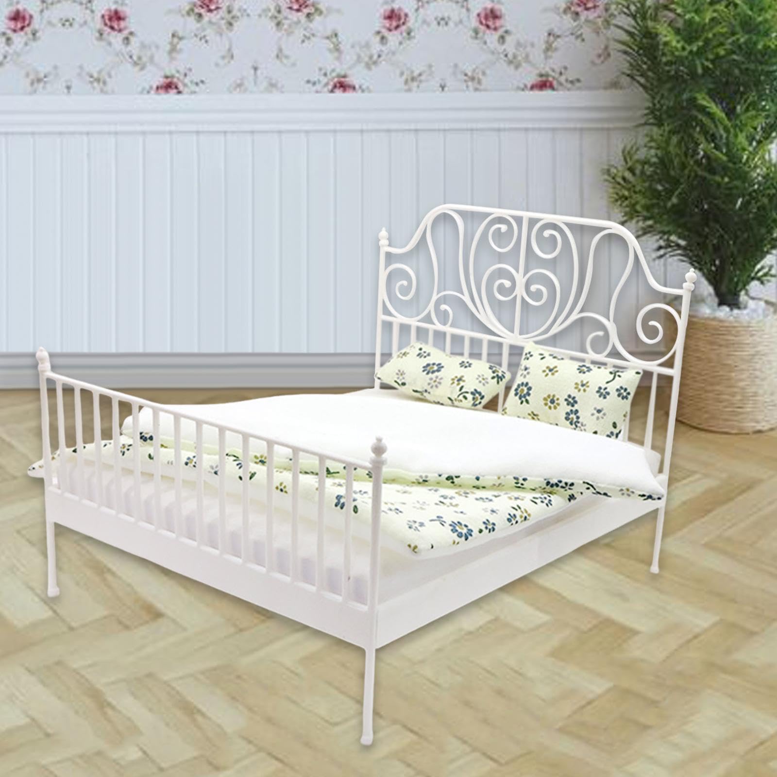 Mini Letto Matrimoniale Accessorio Casa delle Bambole Mobile in 1 12 Modello Decorativo da Camera Struttura in Ferro Adatto per Fotografia, Bianco