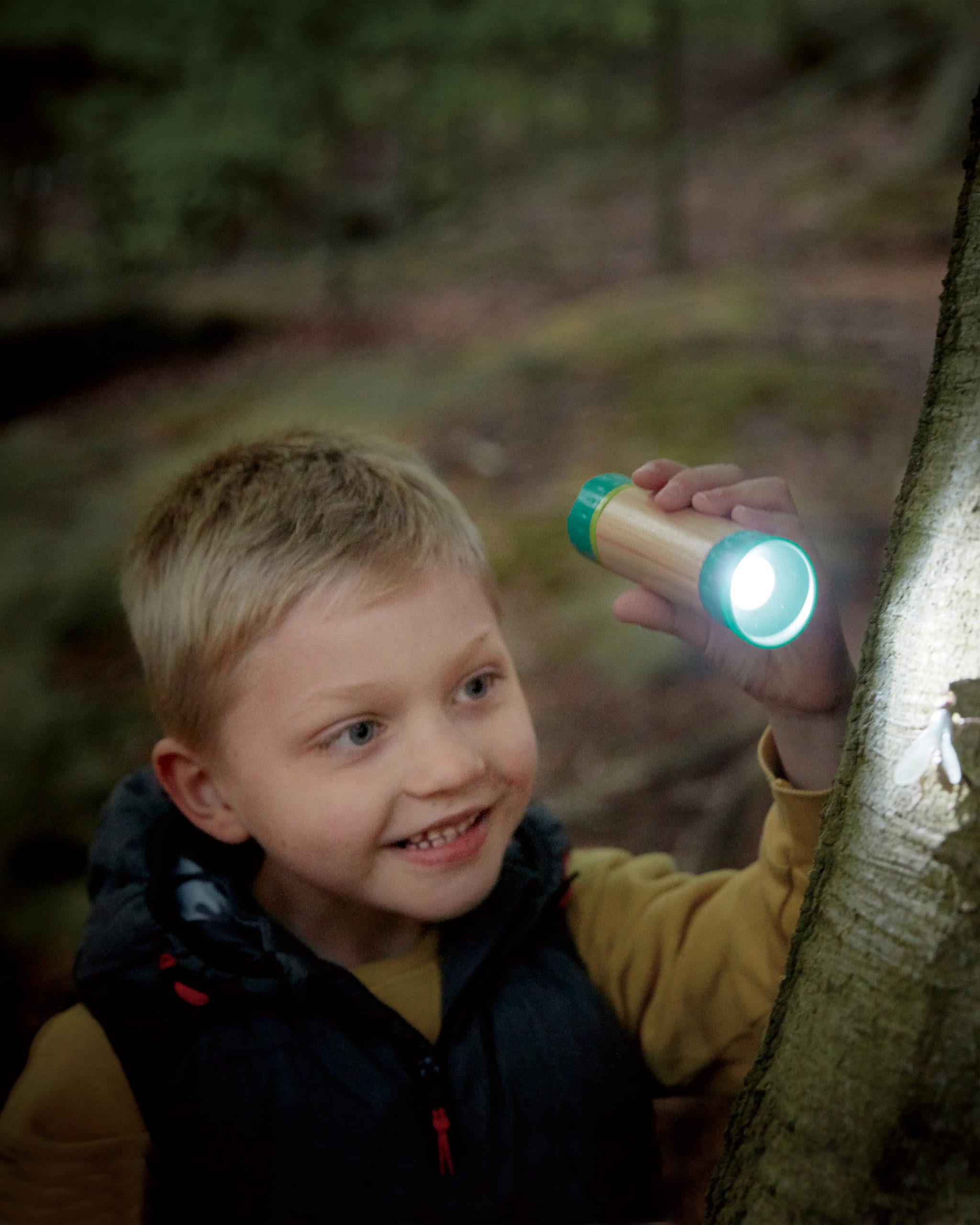 Hape Nature Fun - Torcia alimentata a mano: genera energia pulita tirando l’anello - Pila in bambù e bioplastica 4+ senza batterie