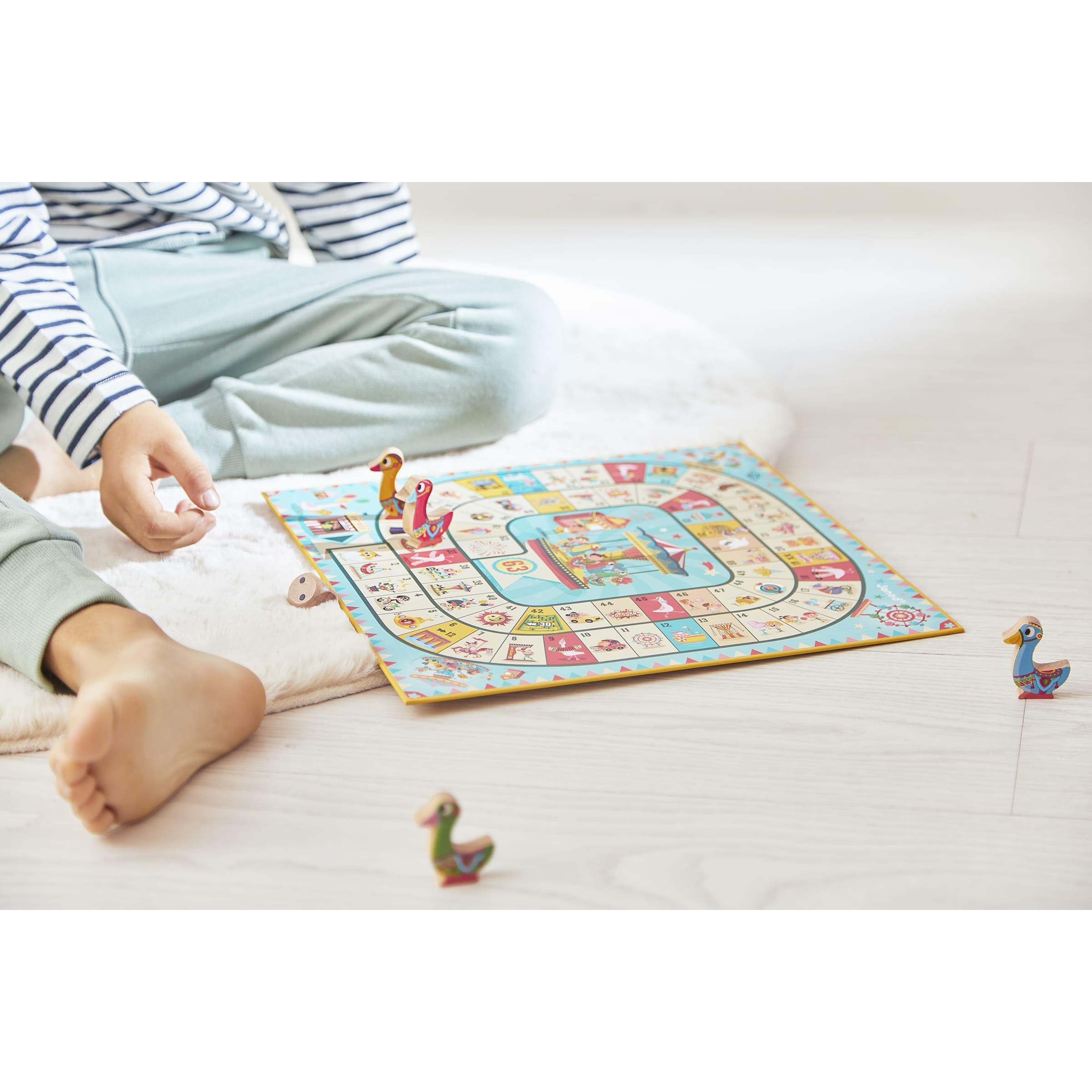 Janod - Coffret Multi-Jeux Carrousel - Jeux de Société Classiques - Dames, Petits Chevaux, Nain Jaune, 7 Familles, Jeu de l'oie - Dès 5 Ans, J02742