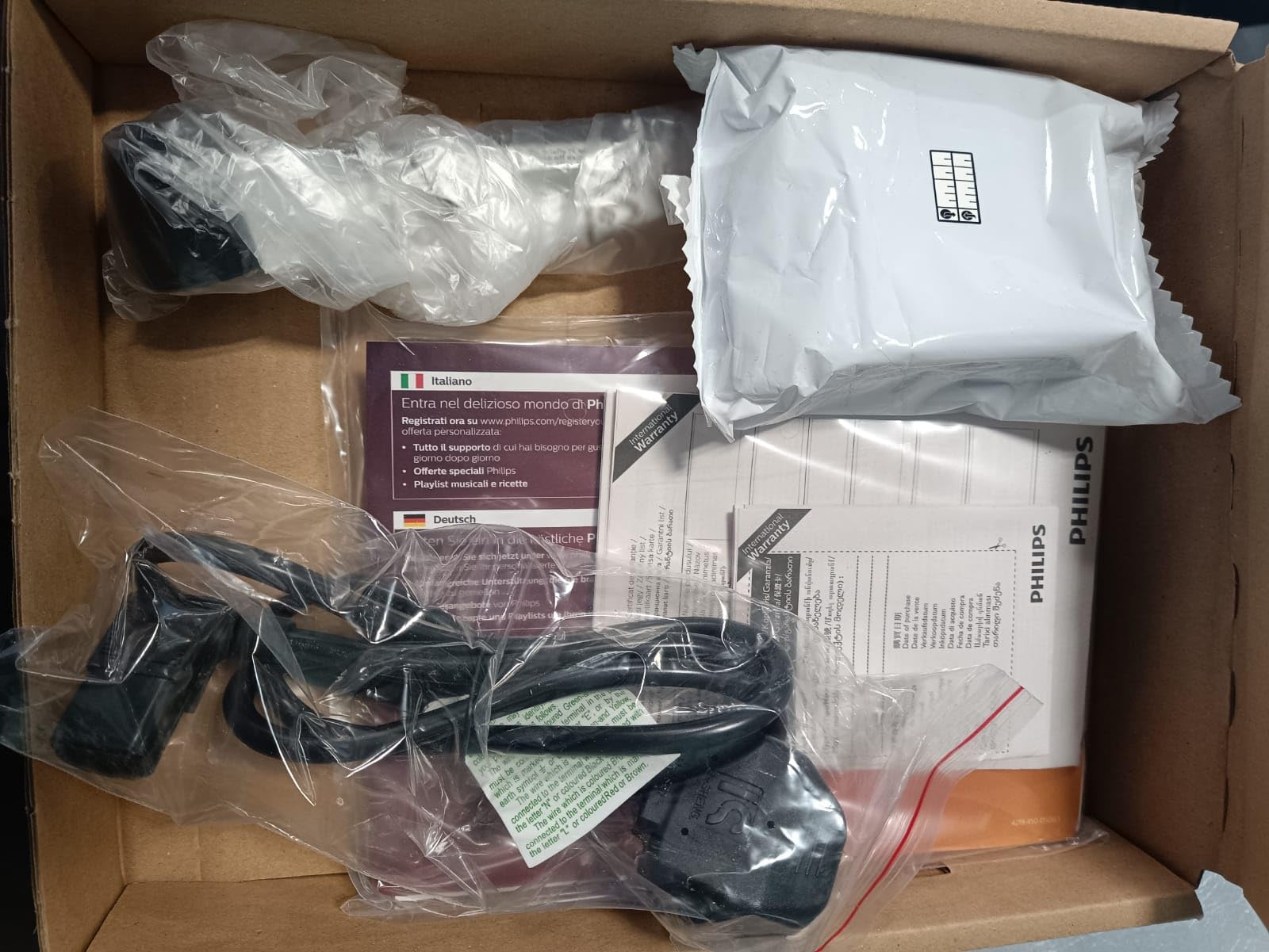 5400 Series Bean to Cup Coffee Machine – 12 Coffee Varieties, LatteGo Milk Frother, Fastest-to-Clean, Ceramic Grinder, Fully Automatic Espresso & Cappuccino maker – Black, Silver (EP5446/70)