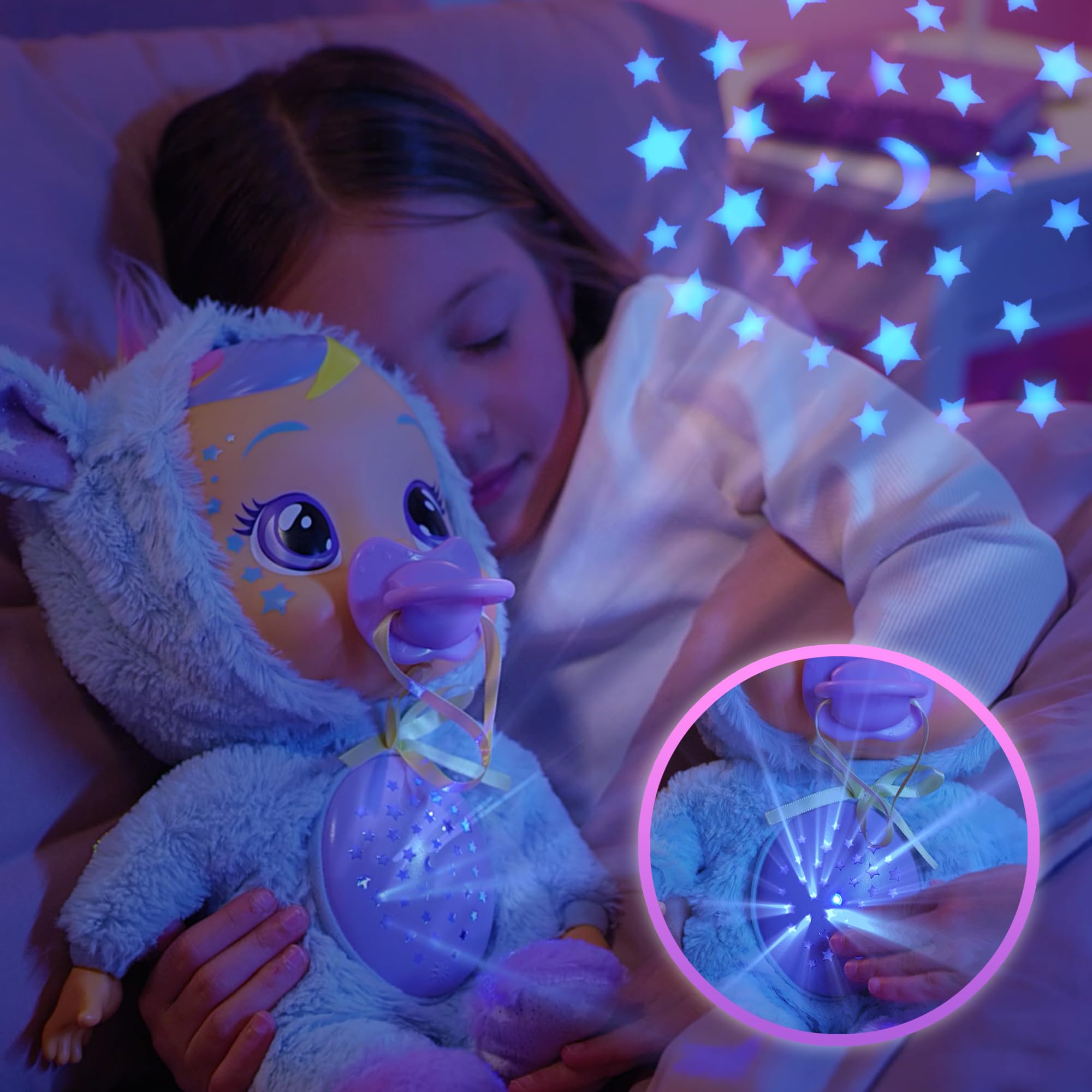 BEBÉS LLORONES Goodnight Starry Sky Jenna | Muñeca suave Quitamiedos para dormir, que llora lágrimas LED y proyecta Estrellas con Música relajante - Regalo para niños y niñas +2 Años