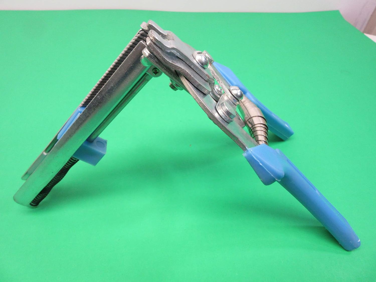 Spring loaded hog ring pliers with 600 galvanized rings for Summer Sausage casings
