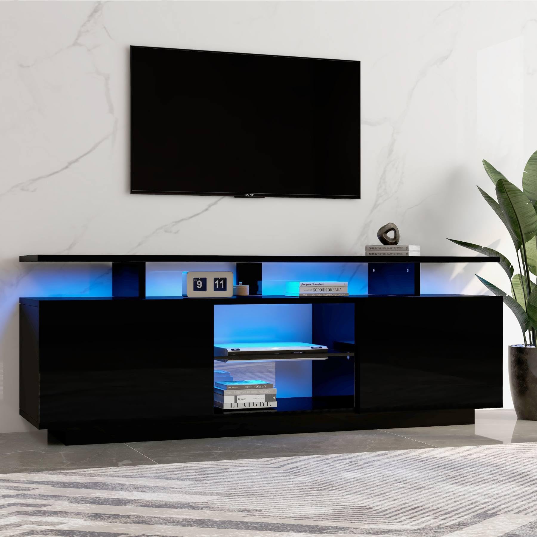 PUGSDRLY Meuble TV avec éclairage LED - Meuble TV Bas avec 5 Compartiments de Rangement Ouverts et 2 espaces de Rangement - Meuble de Rangement avec Compartiment en Verre pour TV de 60