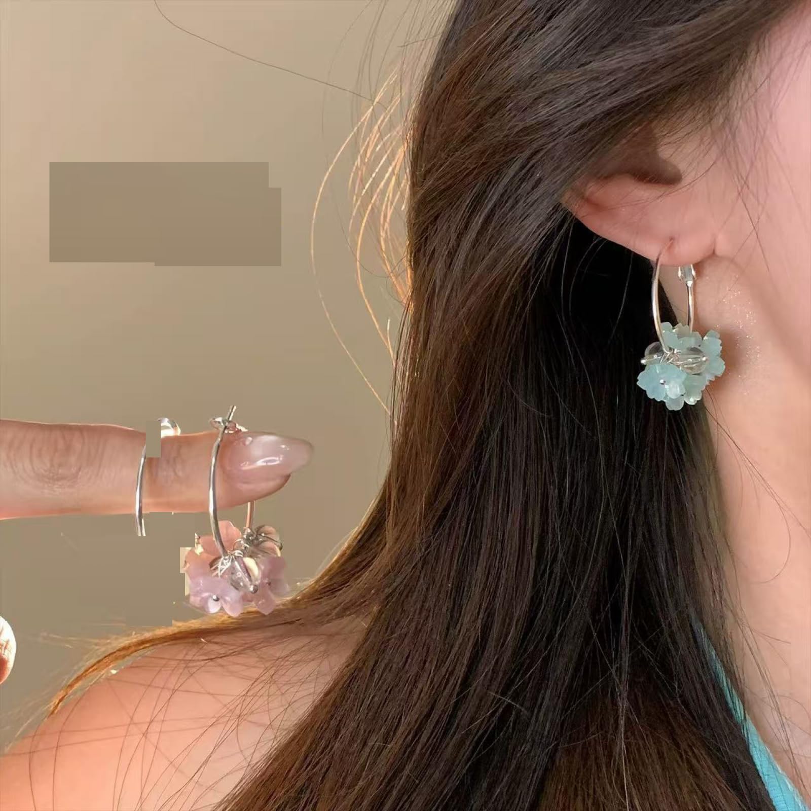 Kolczyki Silver Hoop Ozdobione jasnoniebieskim kwiatowym klastrem, okrągłe kolczyki w słodkiej stylistce z przezroczystymi sznureczkami dla kobiet, codzienne i formalne noszenie biżuterii na prezent