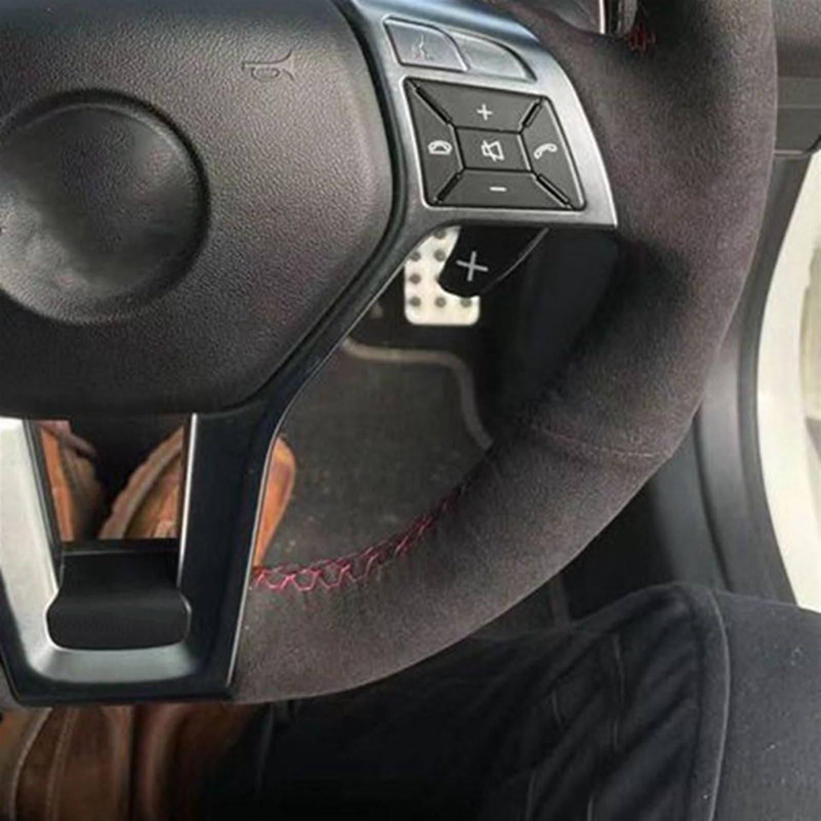 Ochraniacz na kierownicę Zamszowy warkocz Pokrowiec na kierownicę samochodu do Mercedesa do Benz A45 W176 C63 W204 CLA C117 CLS 2011-2016 Akcesoria samochodowe Kolor: Czarna nić