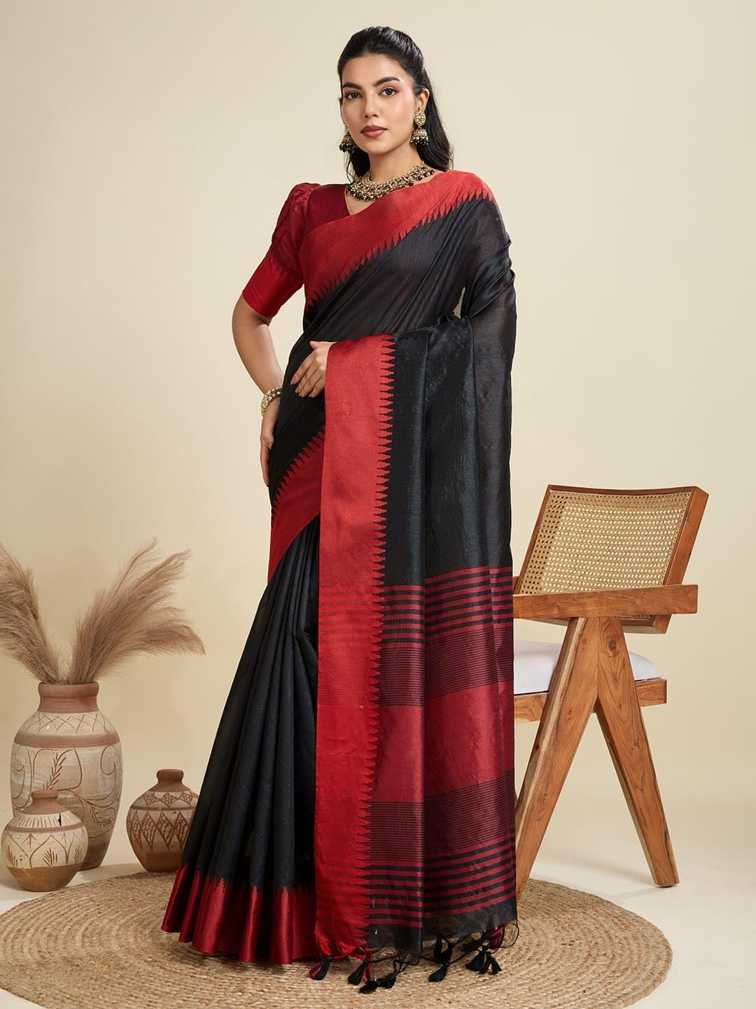 Damen Baumwoll-Seide Ethnischer Sari mit Zari-Arbeit und ungesäumtem Blusenteil (amaya-black-re), Schwarz , One size