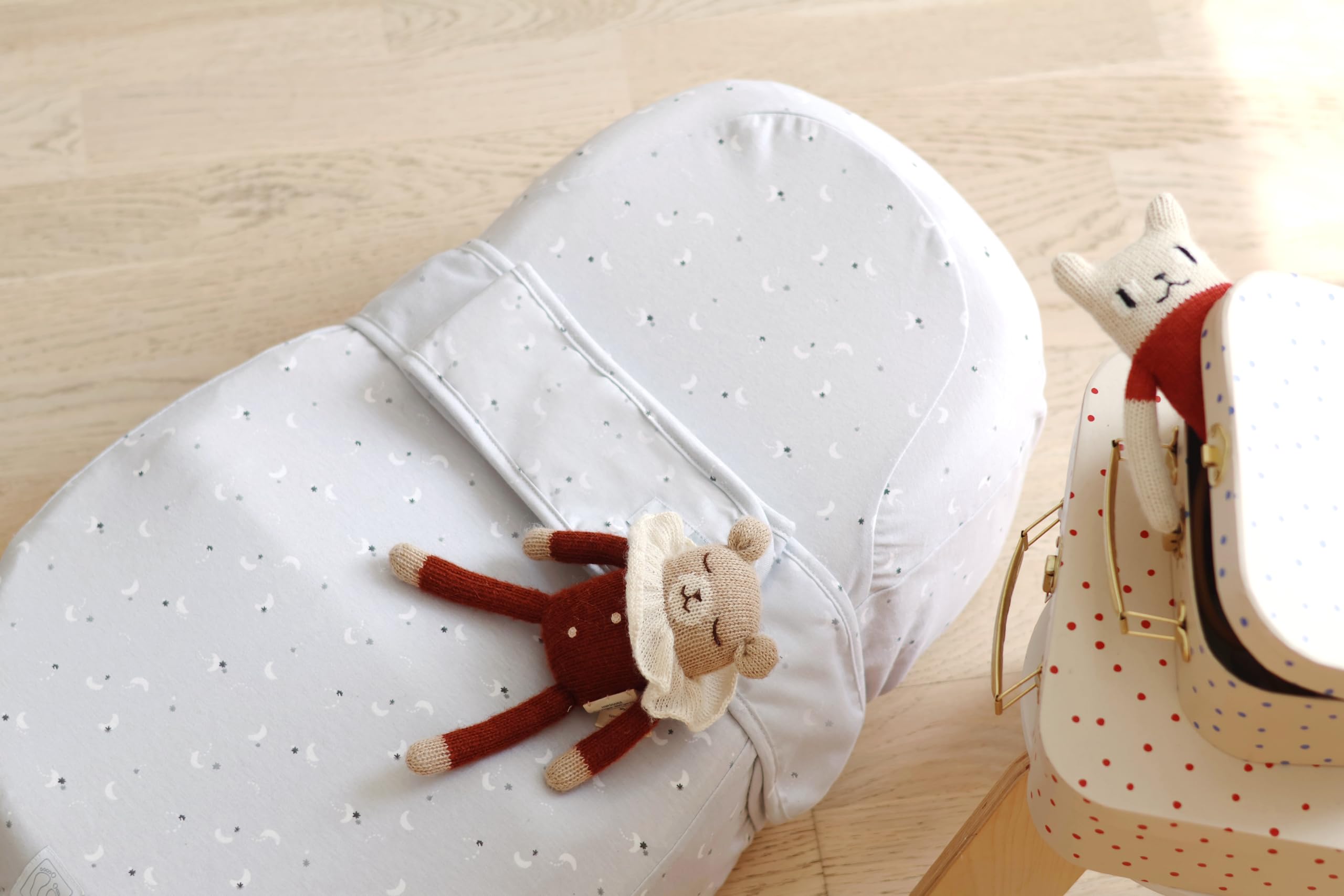 Béaba Red Castle, Cocoonababy, Cocon Ergonomique, Confort, Limite Les RGO, Facilite Le Transit intestinal, Développe la motricité et l'éveil, Fabriqué en France, Tissu Oeko-Tex, Moon & Stars