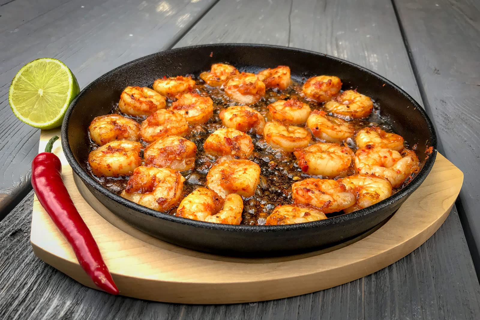 Grill Guru Cast Iron Cooking Plate & Holder | Kampeerhal Roden